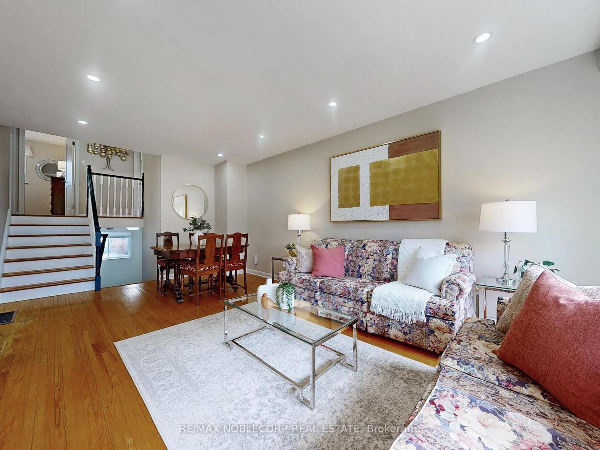 Photo 2 of 15 Foreht Crescent, Aurora, Aurora Heights — HOMEH