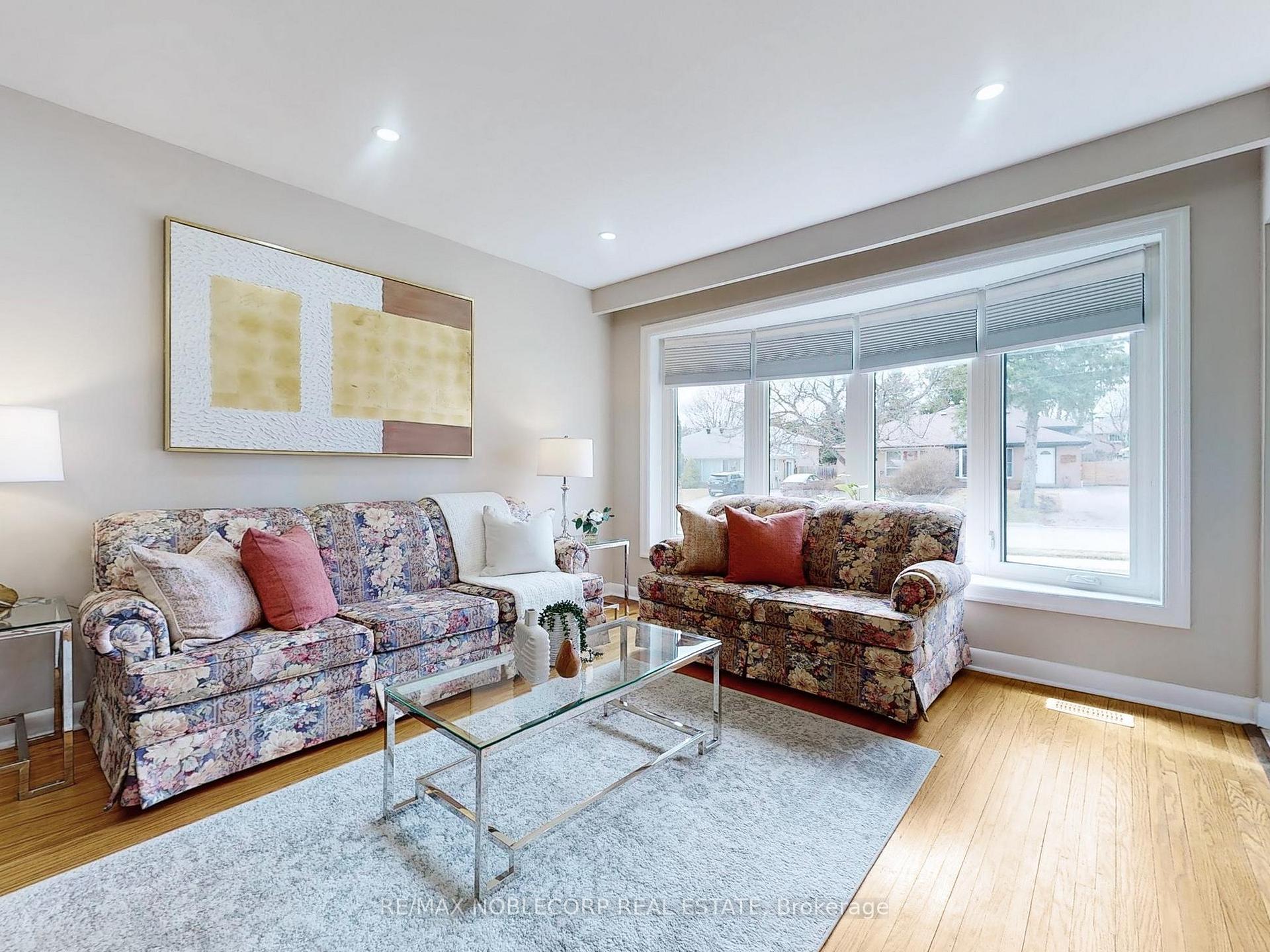 Photo 5 of 15 Foreht Crescent, Aurora, Aurora Heights — HOMEH