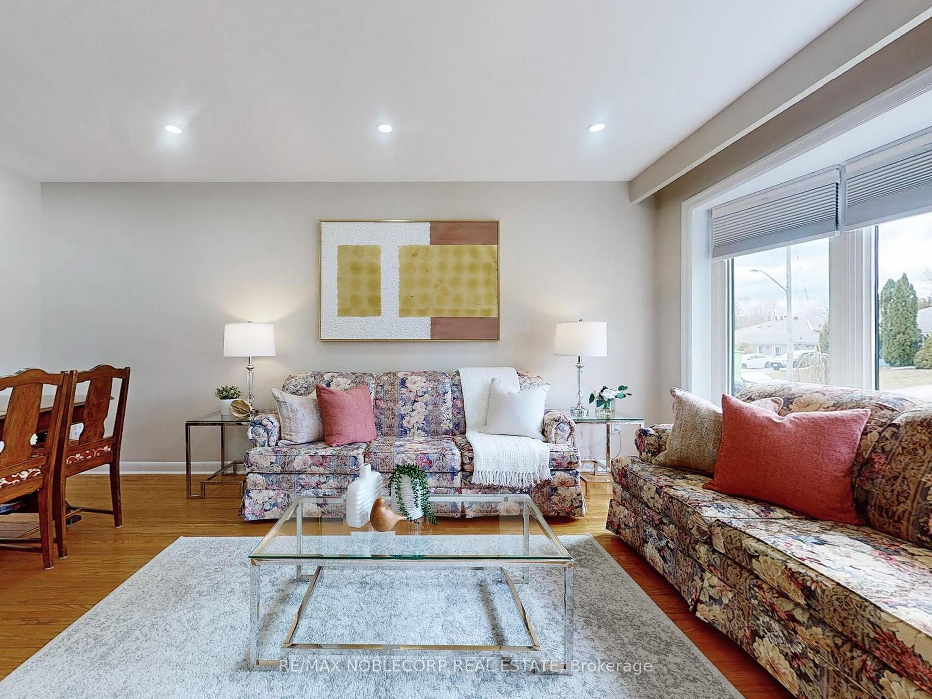 Photo 4 of 15 Foreht Crescent, Aurora, Aurora Heights — HOMEH