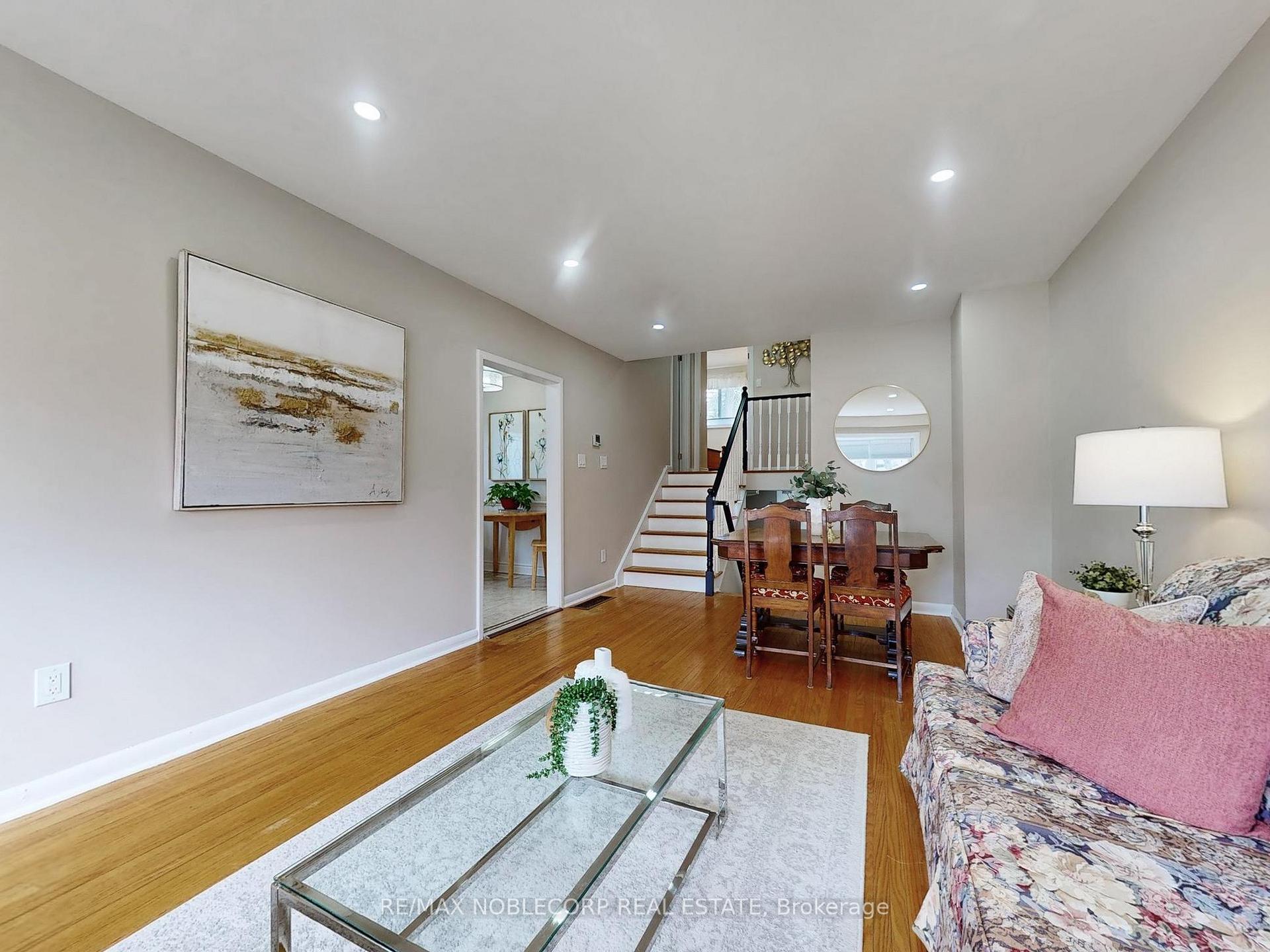 Photo 7 of 15 Foreht Crescent, Aurora, Aurora Heights — HOMEH