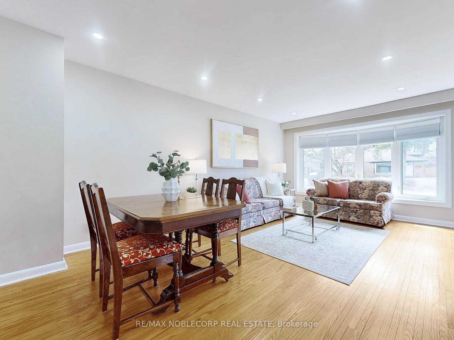Photo 6 of 15 Foreht Crescent, Aurora, Aurora Heights — HOMEH