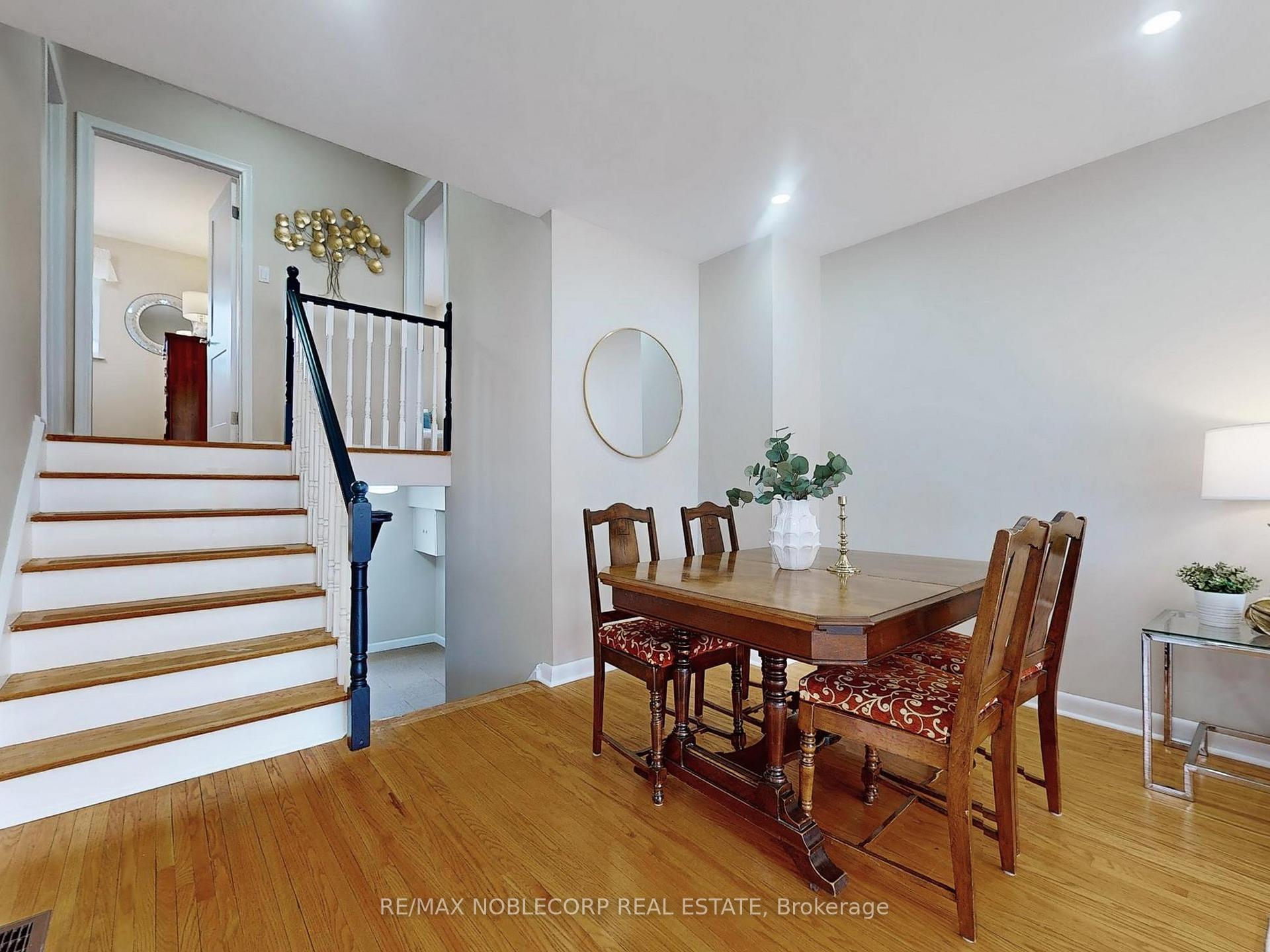 Photo 9 of 15 Foreht Crescent, Aurora, Aurora Heights — HOMEH
