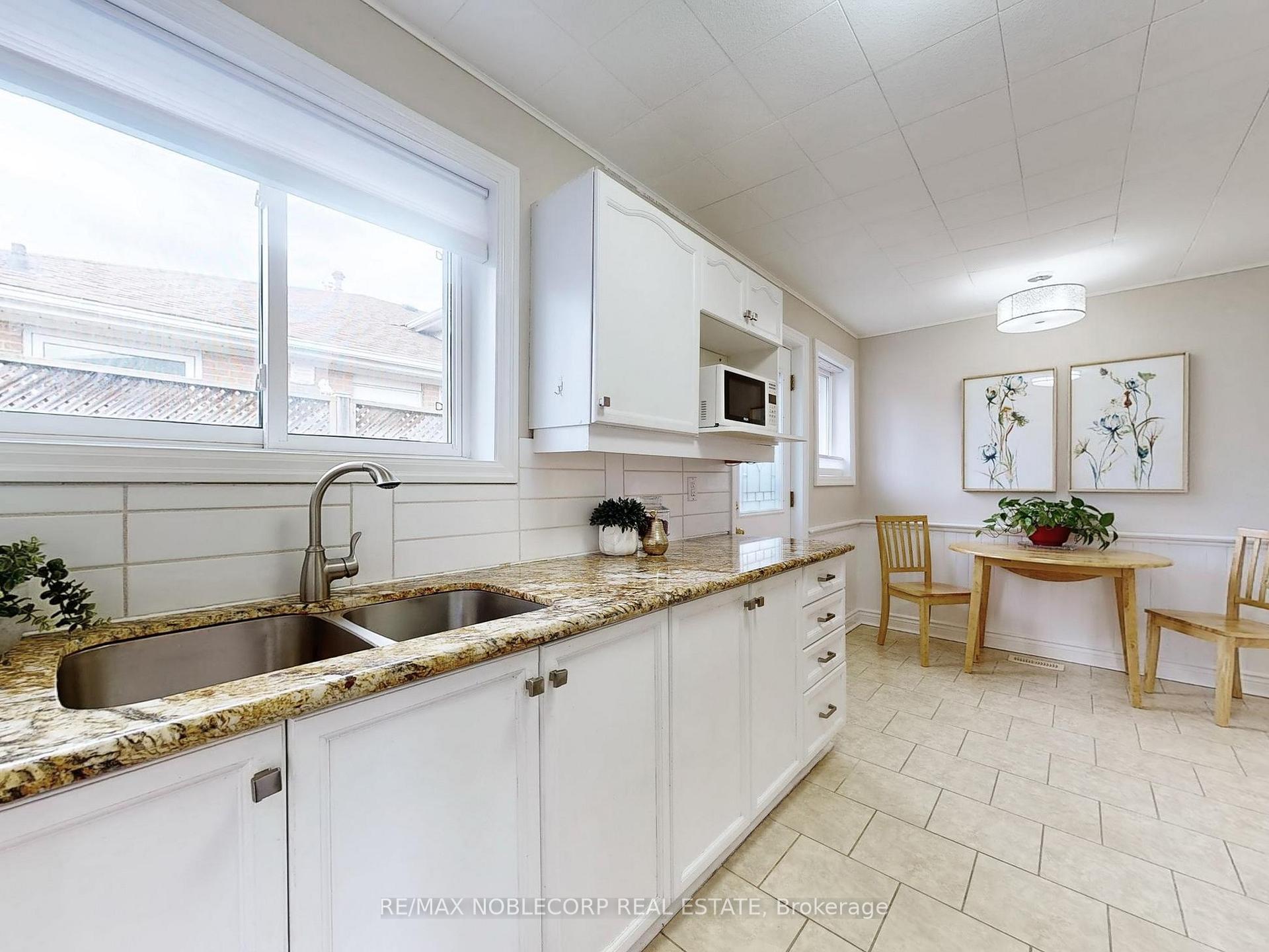 Photo 8 of 15 Foreht Crescent, Aurora, Aurora Heights — HOMEH