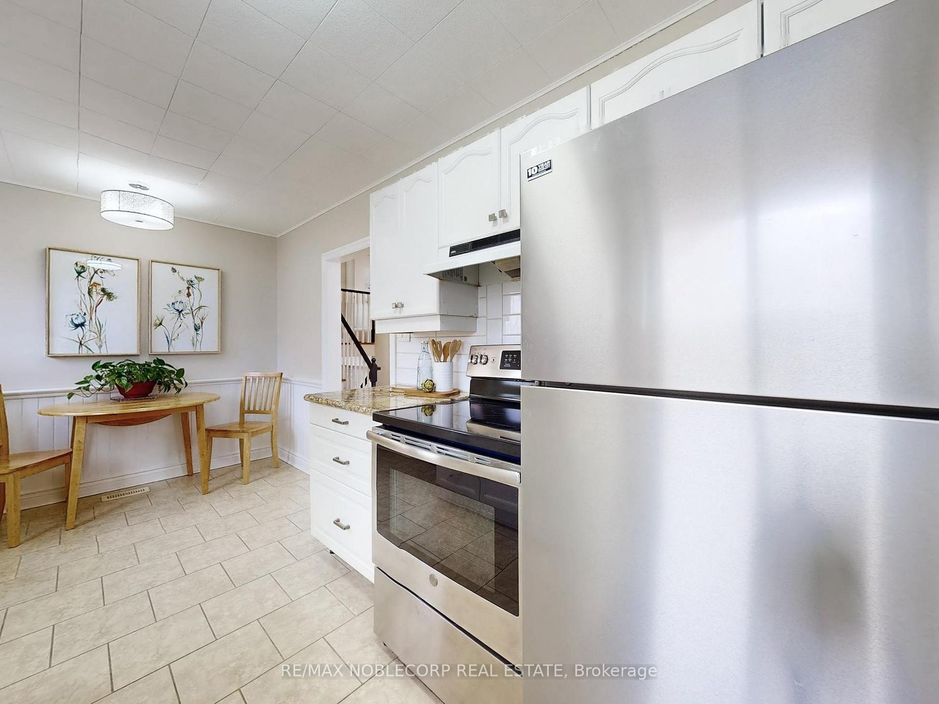 Photo 10 of 15 Foreht Crescent, Aurora, Aurora Heights — HOMEH
