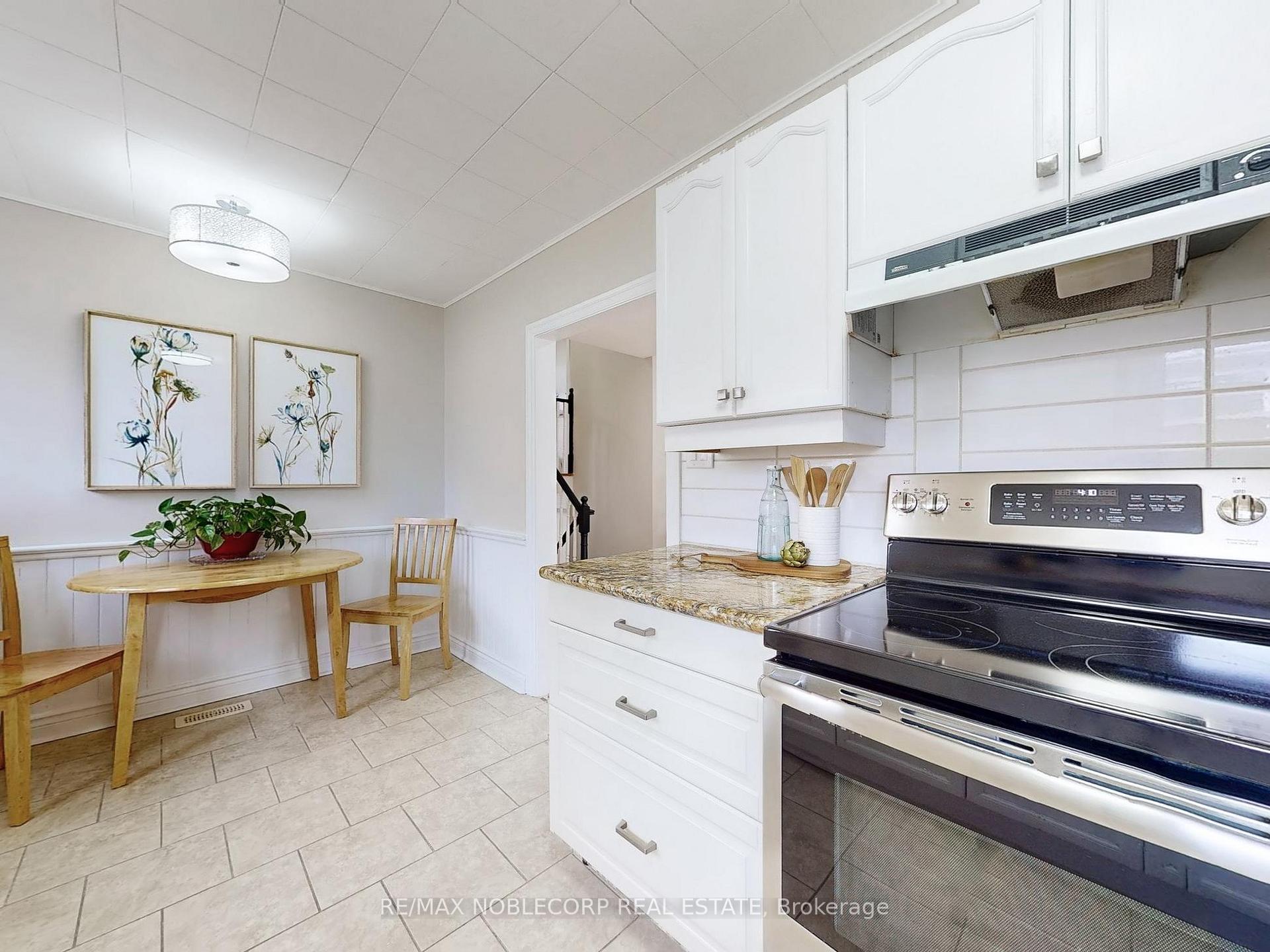 Photo 12 of 15 Foreht Crescent, Aurora, Aurora Heights — HOMEH