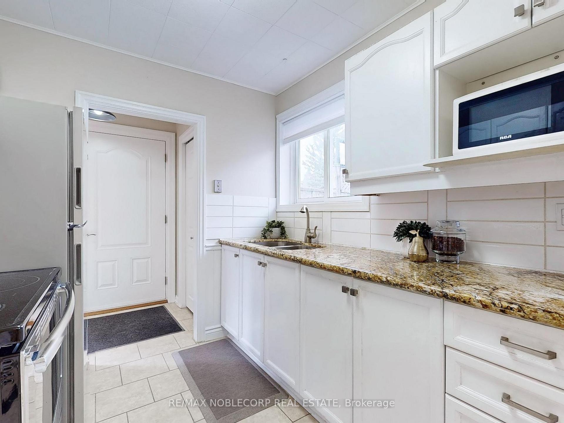 Photo 11 of 15 Foreht Crescent, Aurora, Aurora Heights — HOMEH