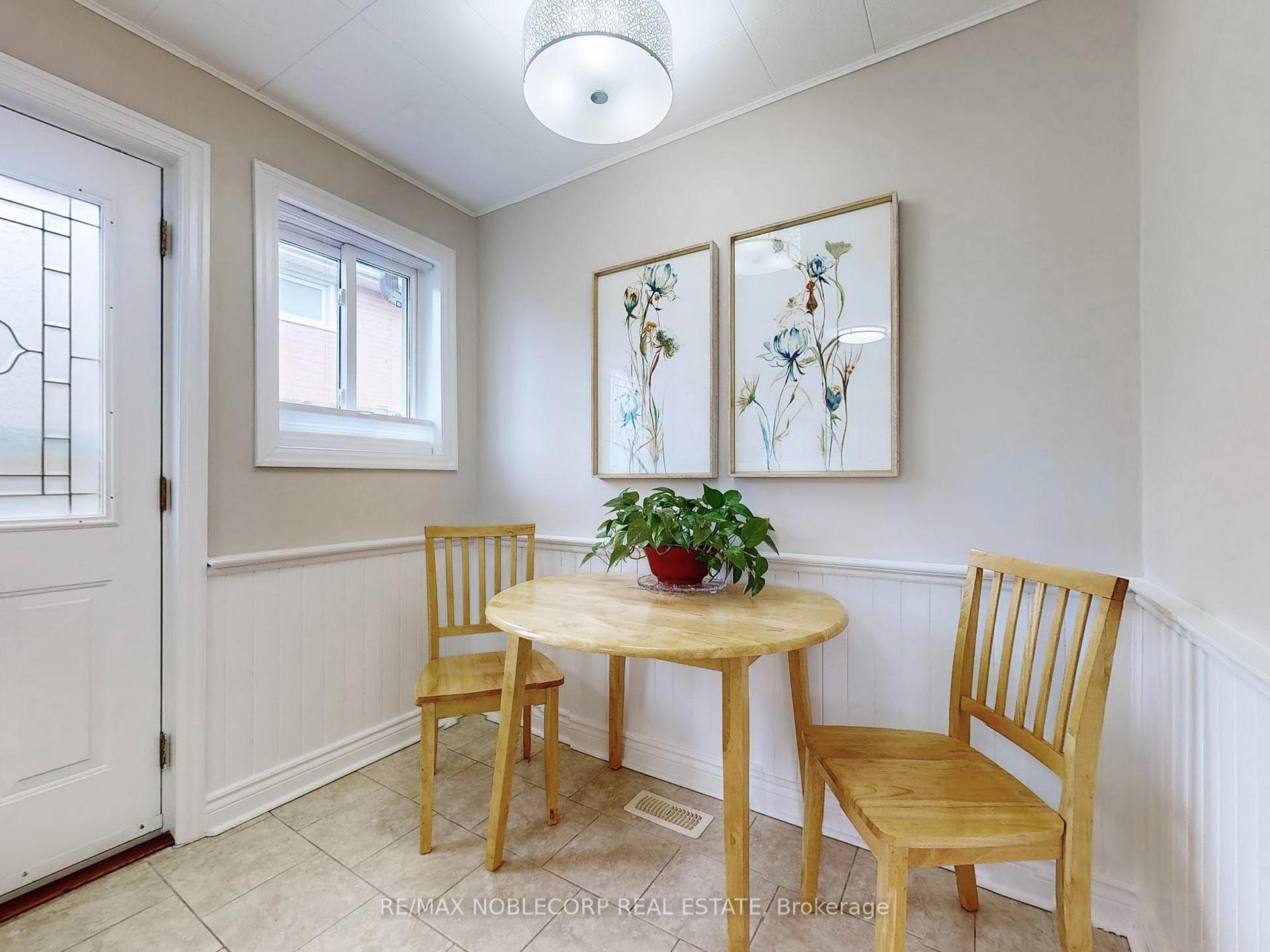 Photo 13 of 15 Foreht Crescent, Aurora, Aurora Heights — HOMEH