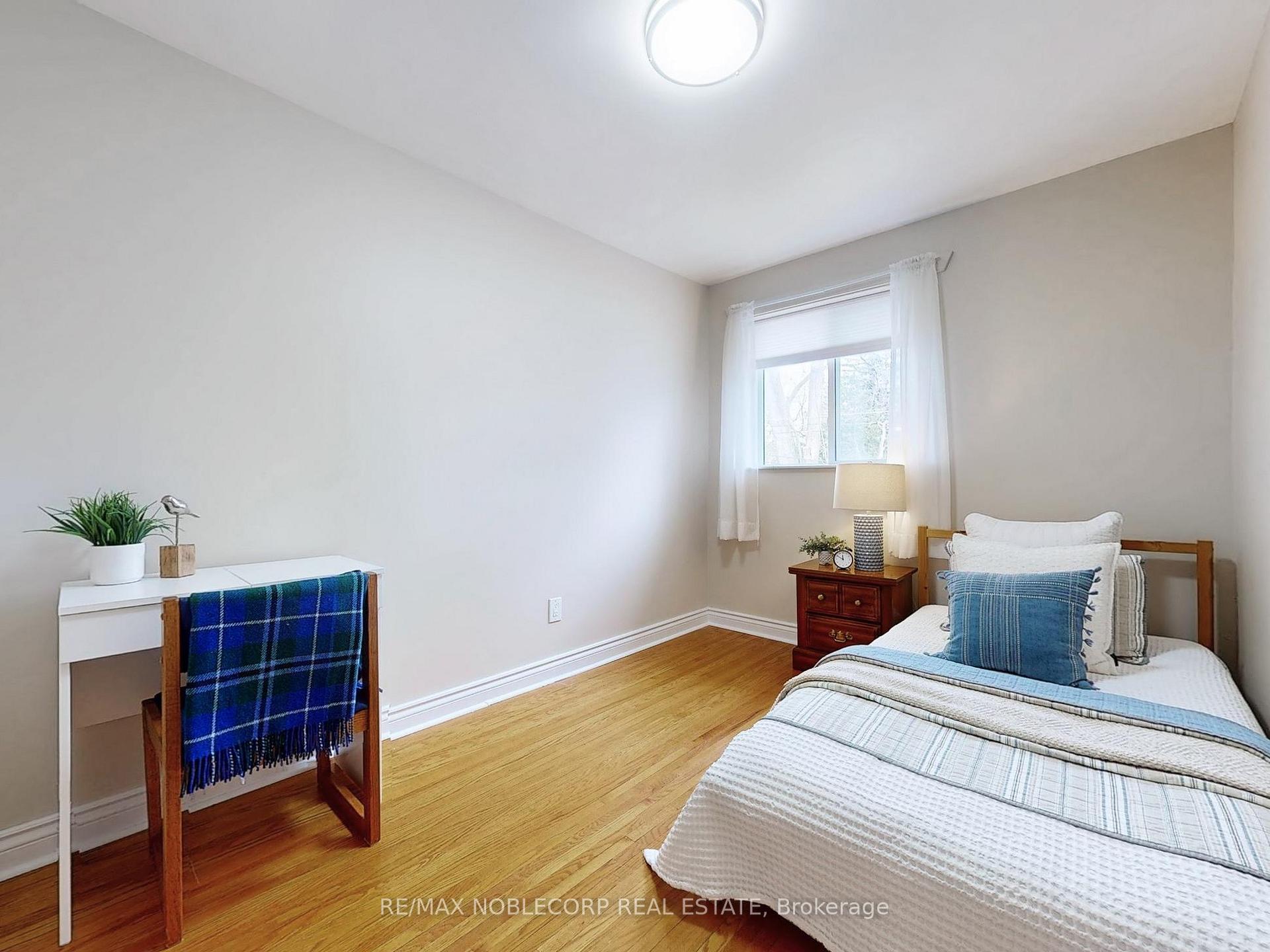 Photo 19 of 15 Foreht Crescent, Aurora, Aurora Heights — HOMEH