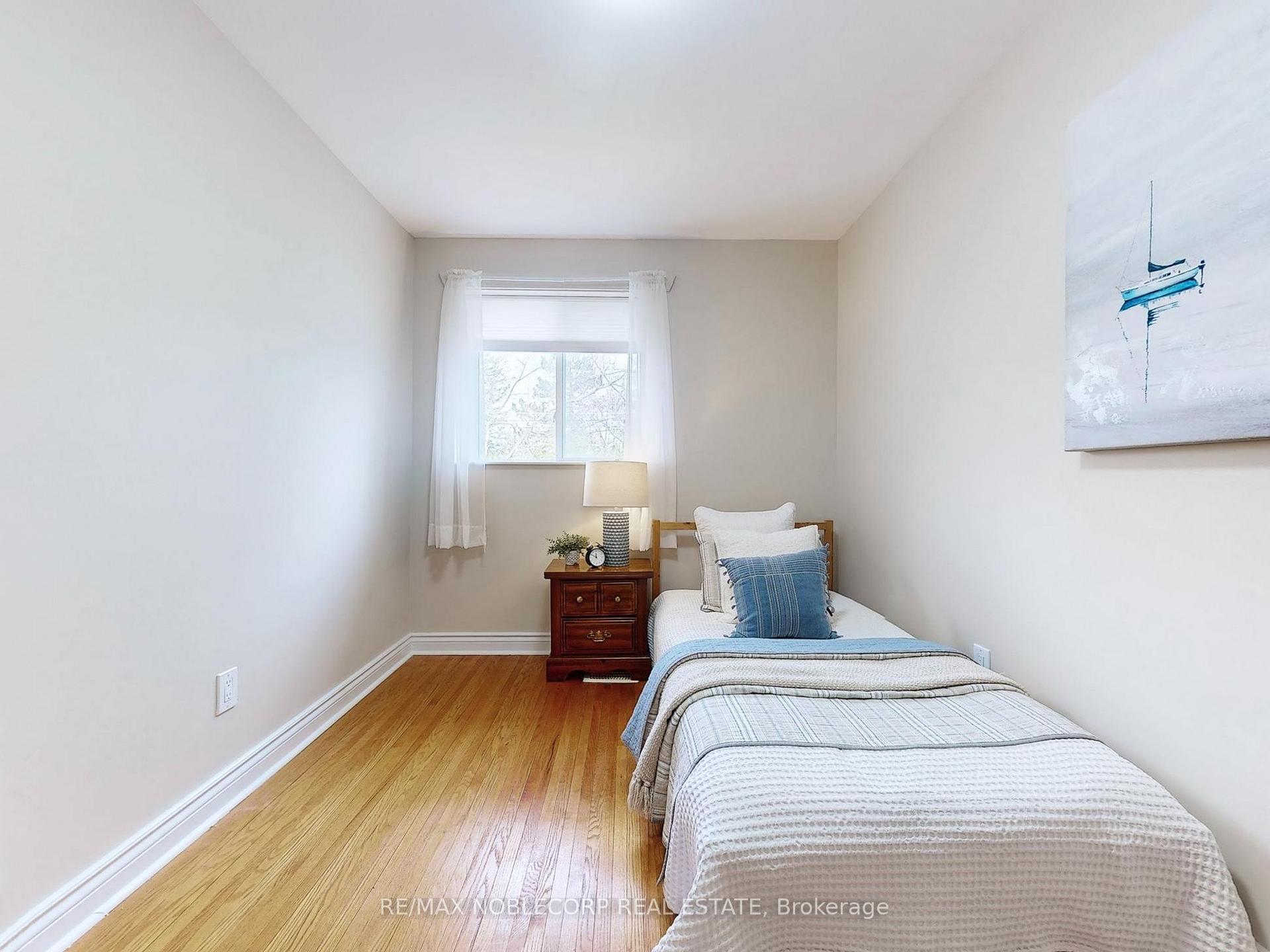 Photo 25 of 15 Foreht Crescent, Aurora, Aurora Heights — HOMEH