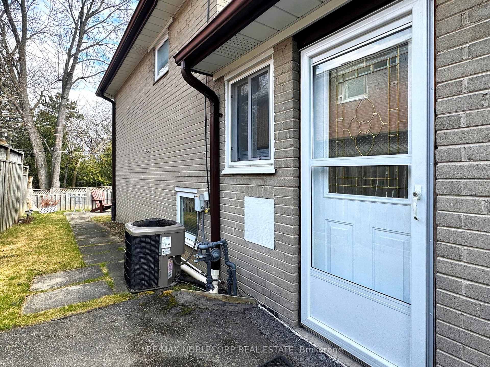 Photo 32 of 15 Foreht Crescent, Aurora, Aurora Heights — HOMEH
