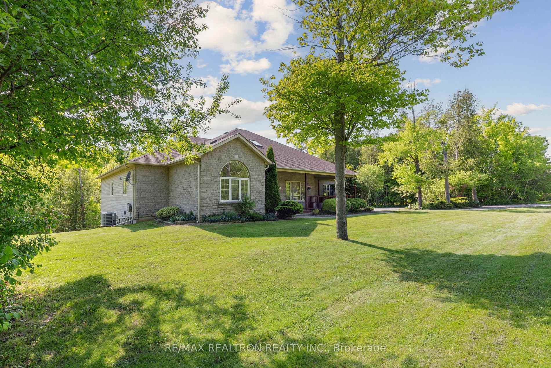 Photo 2 of 20 Grouse Court, Whitby, Rural Whitby — HOMEH