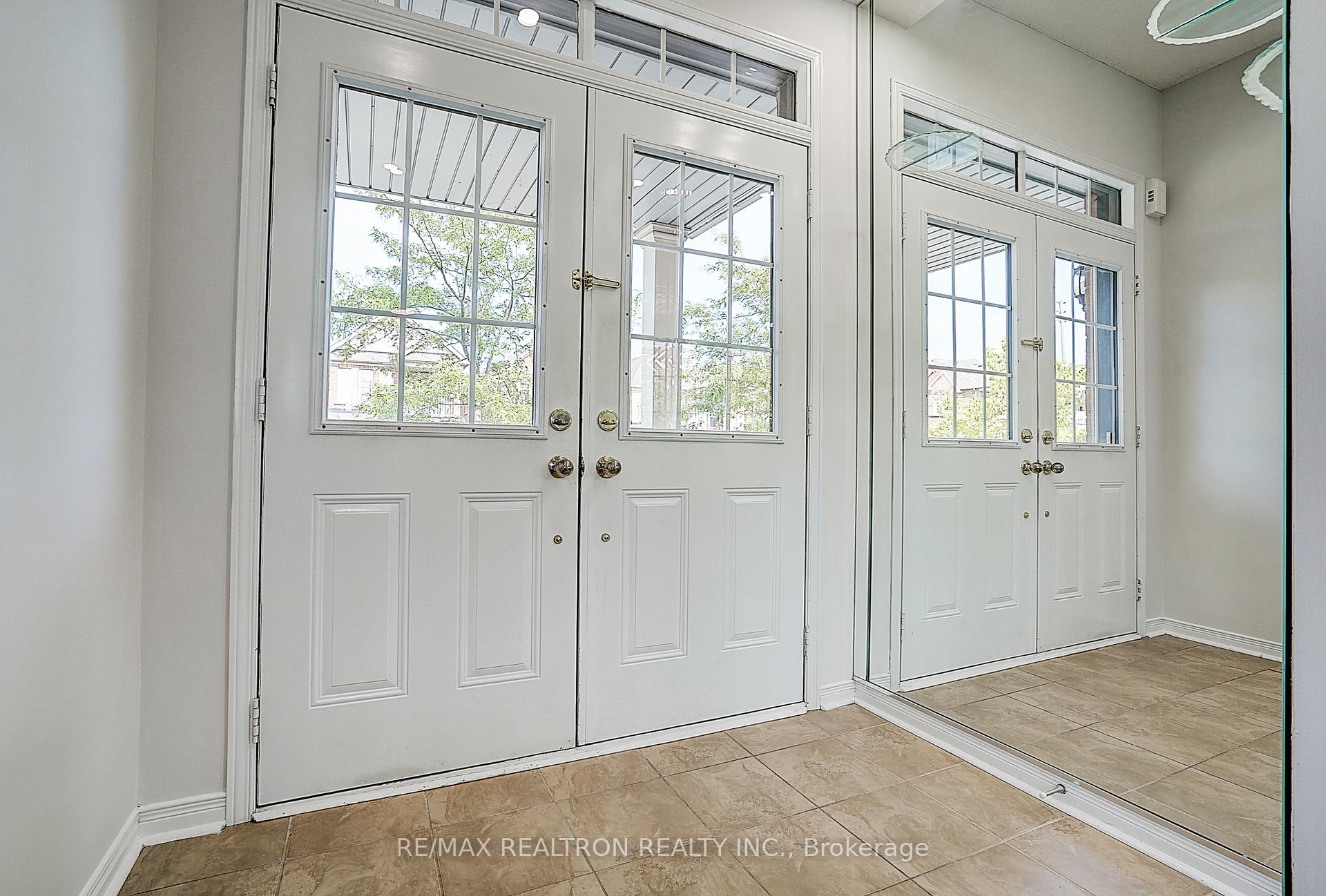 Photo 3 of 30 Big Hill Crescent, Vaughan, Patterson — HOMEH