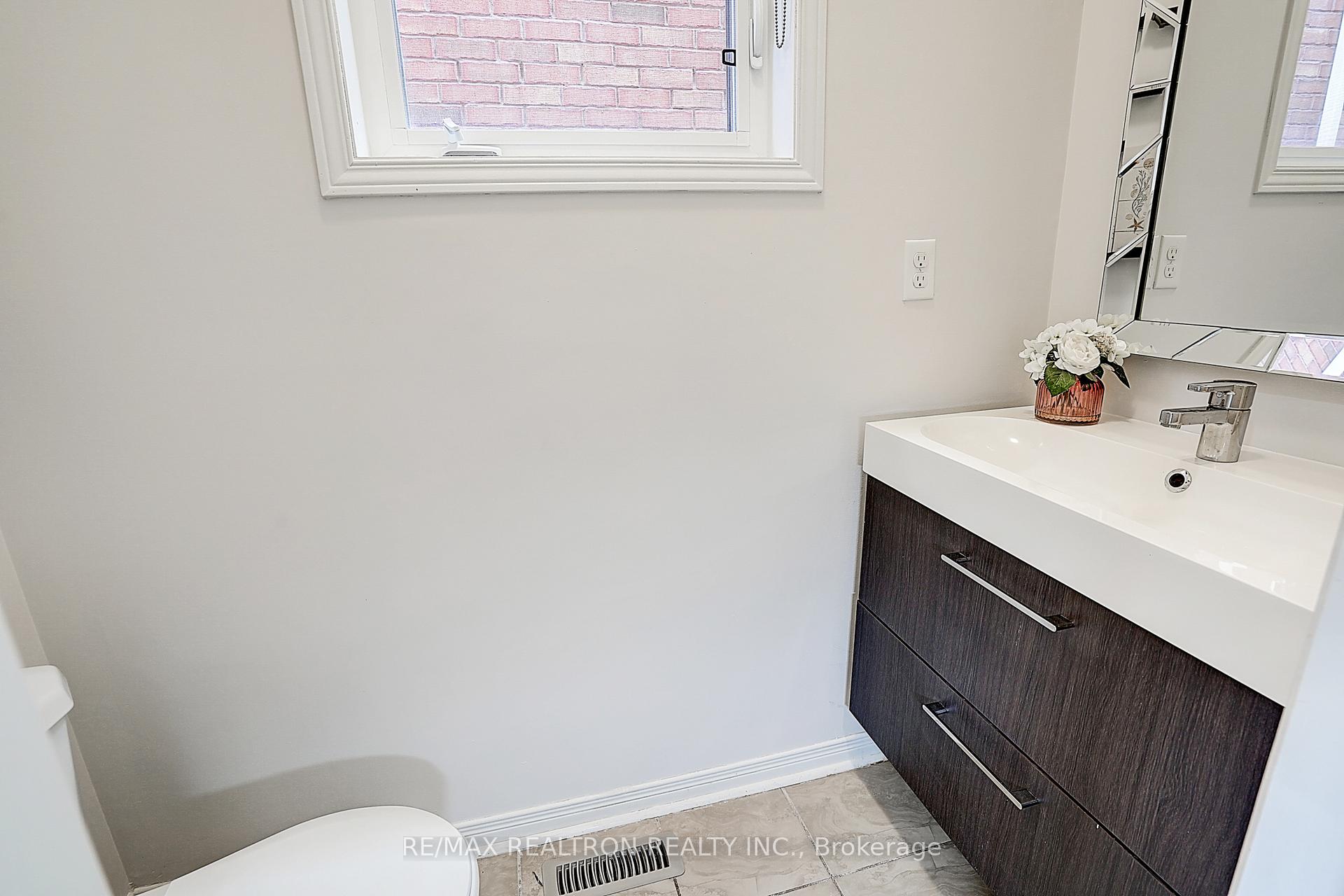 Photo 4 of 30 Big Hill Crescent, Vaughan, Patterson — HOMEH
