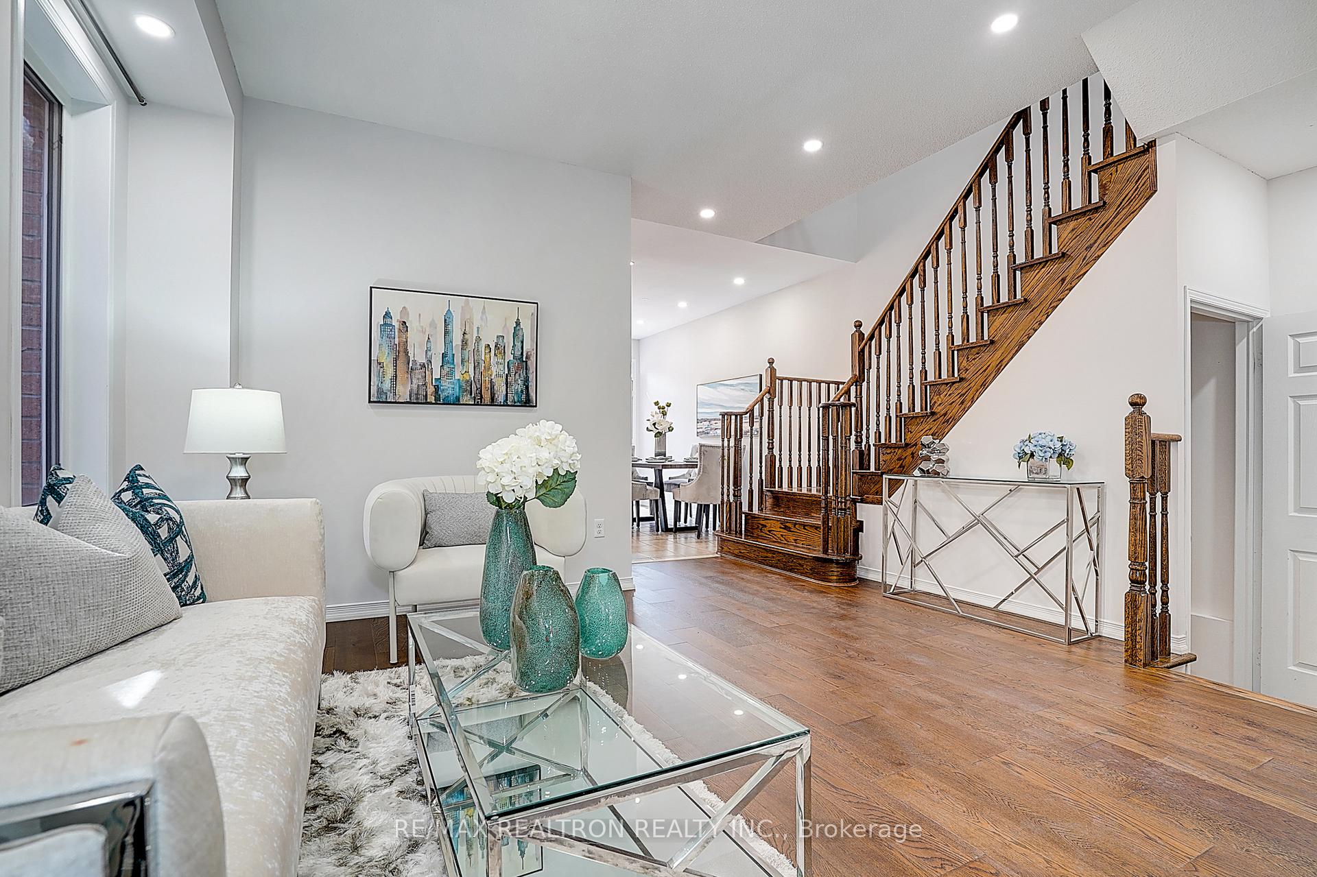 Photo 5 of 30 Big Hill Crescent, Vaughan, Patterson — HOMEH