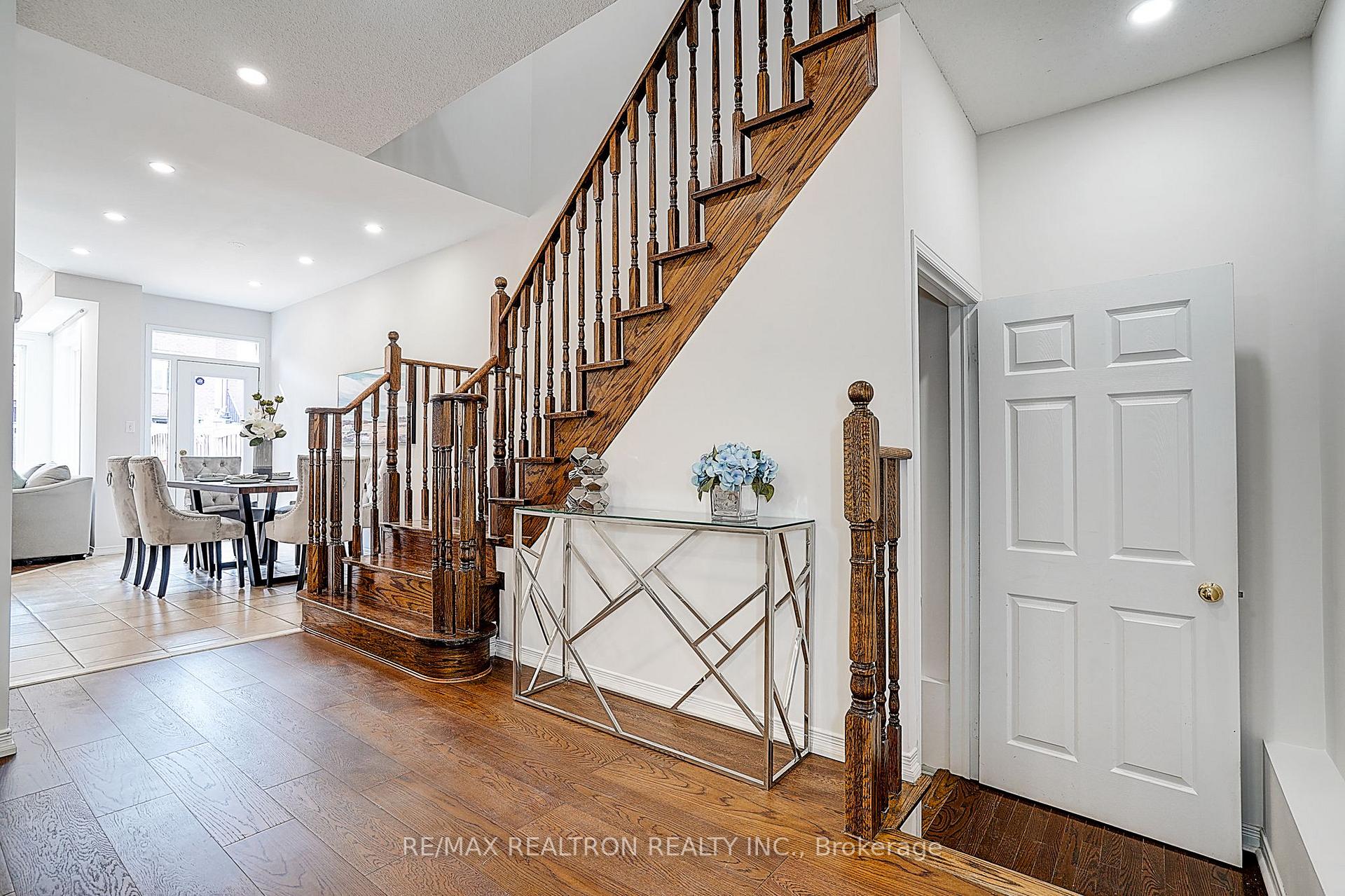 Photo 10 of 30 Big Hill Crescent, Vaughan, Patterson — HOMEH
