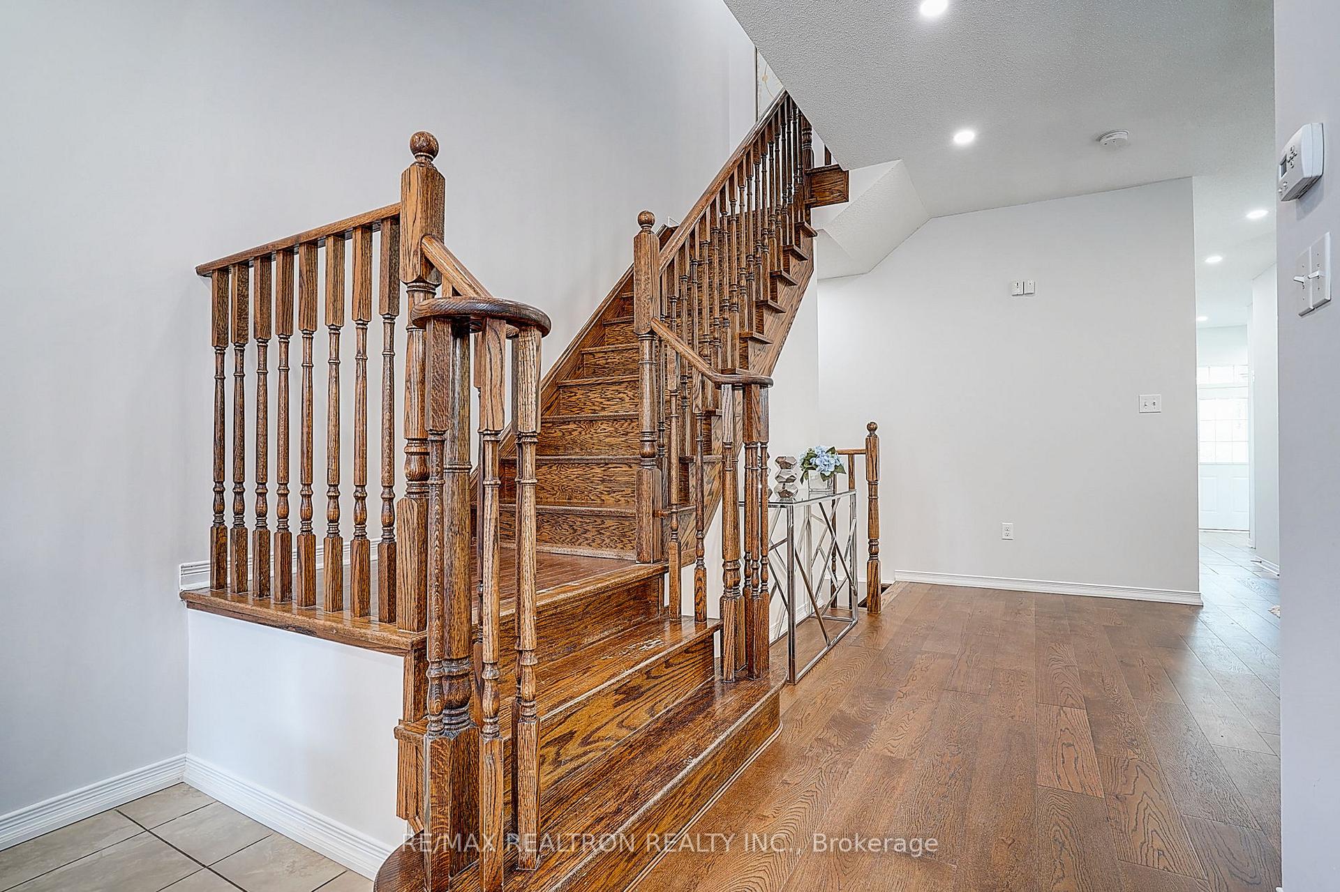 Photo 11 of 30 Big Hill Crescent, Vaughan, Patterson — HOMEH