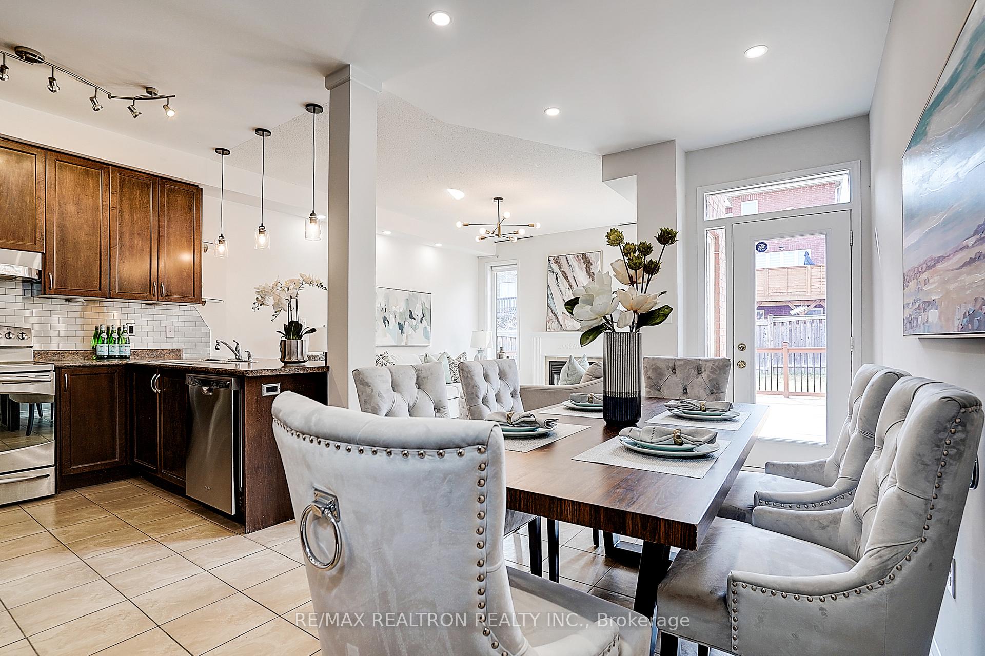 Photo 13 of 30 Big Hill Crescent, Vaughan, Patterson — HOMEH