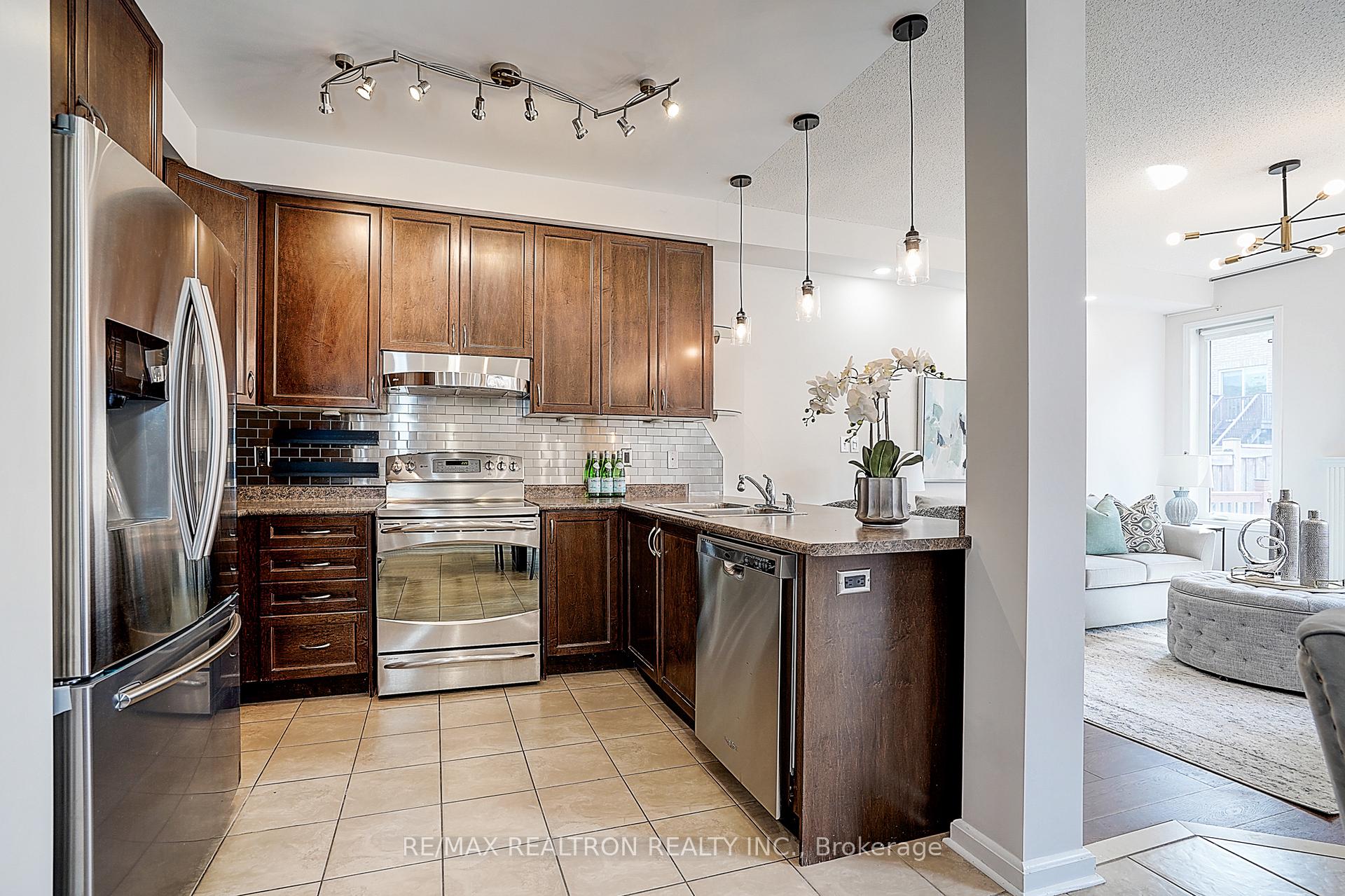 Photo 15 of 30 Big Hill Crescent, Vaughan, Patterson — HOMEH
