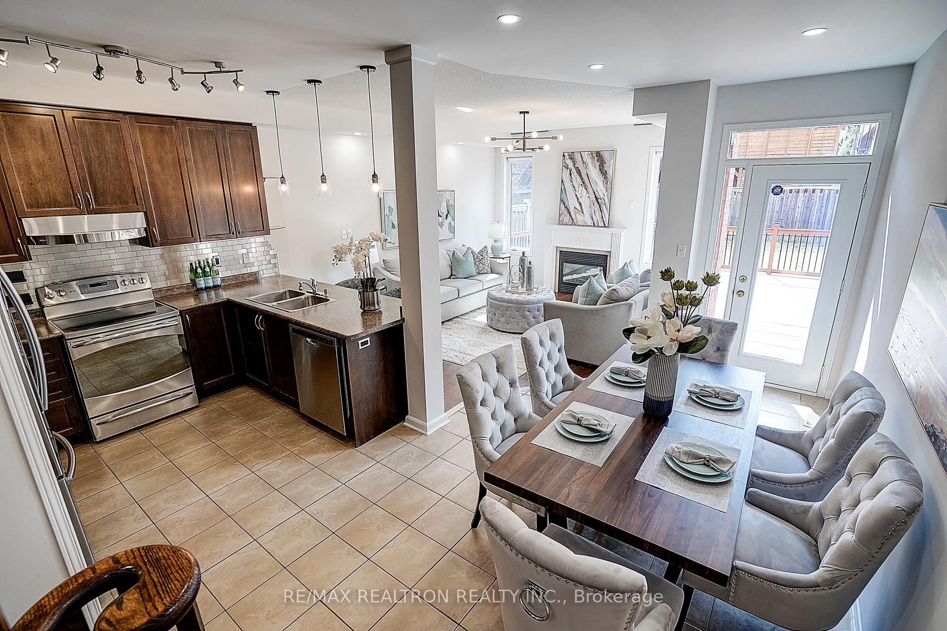 Photo 24 of 30 Big Hill Crescent, Vaughan, Patterson — HOMEH