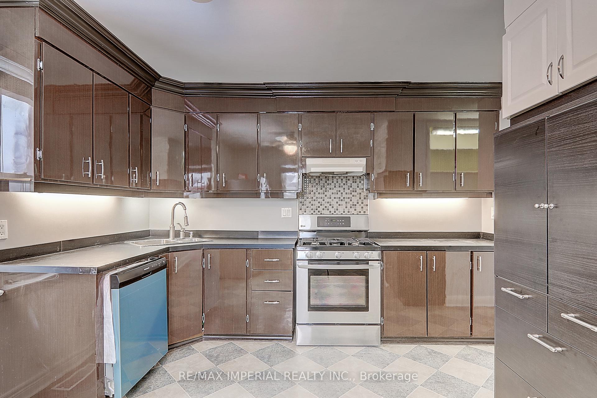 Photo 29 of 49 Sunset Beach (M & 2nd) Road, Richmond Hill, Oak Ridges Lake Wilcox — HOMEH
