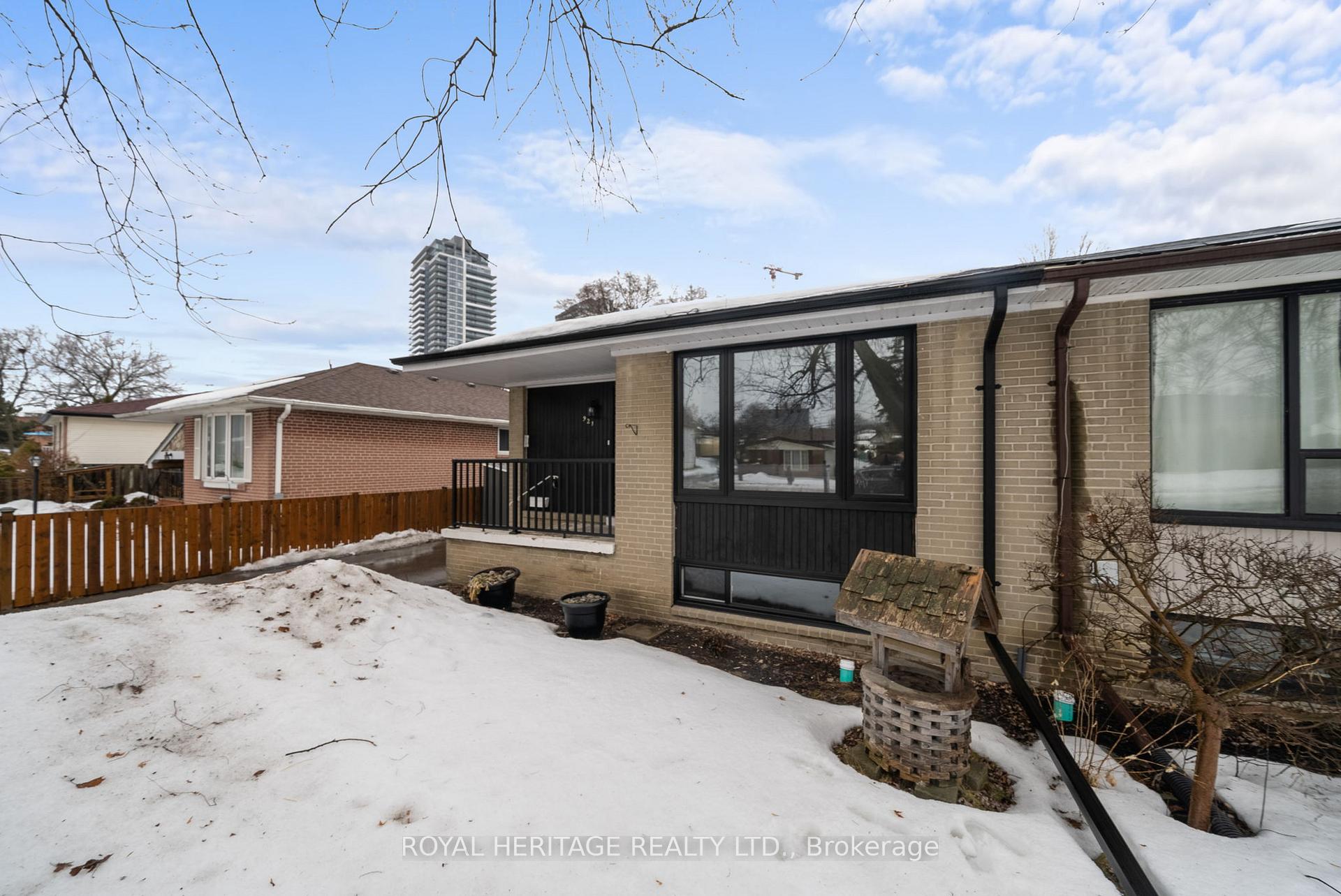 Photo 3 of 921 Krosno Boulevard, Pickering, Bay Ridges — HOMEH