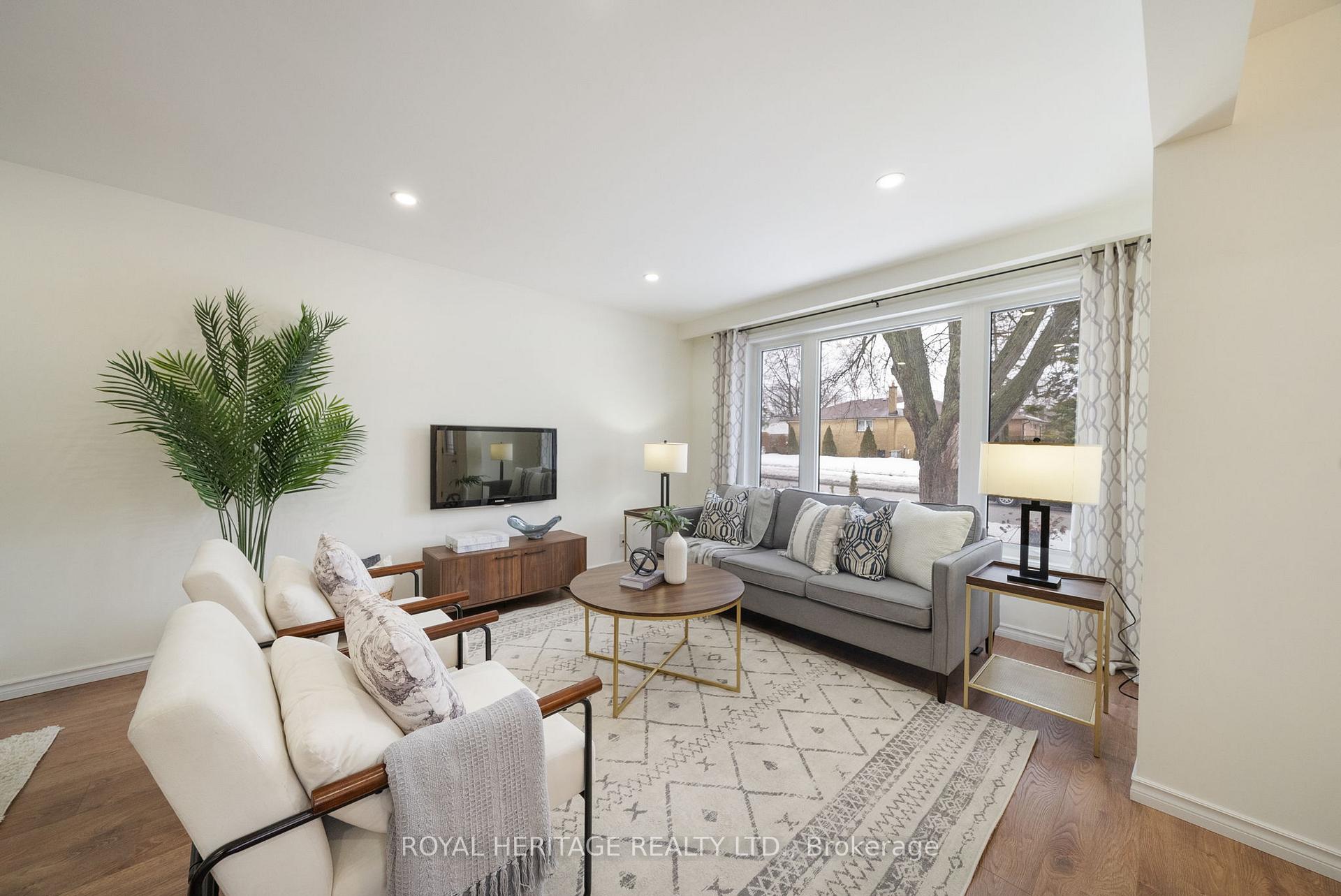 Photo 6 of 921 Krosno Boulevard, Pickering, Bay Ridges — HOMEH
