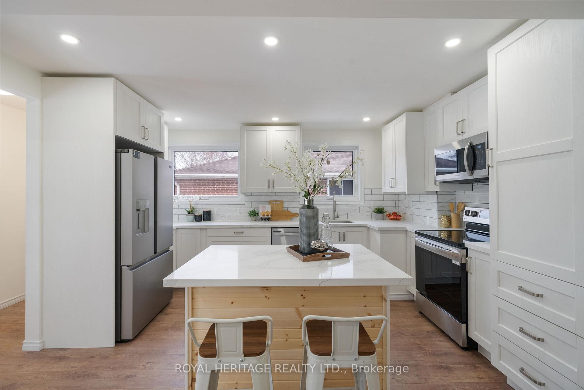 Photo 12 of 921 Krosno Boulevard, Pickering, Bay Ridges — HOMEH