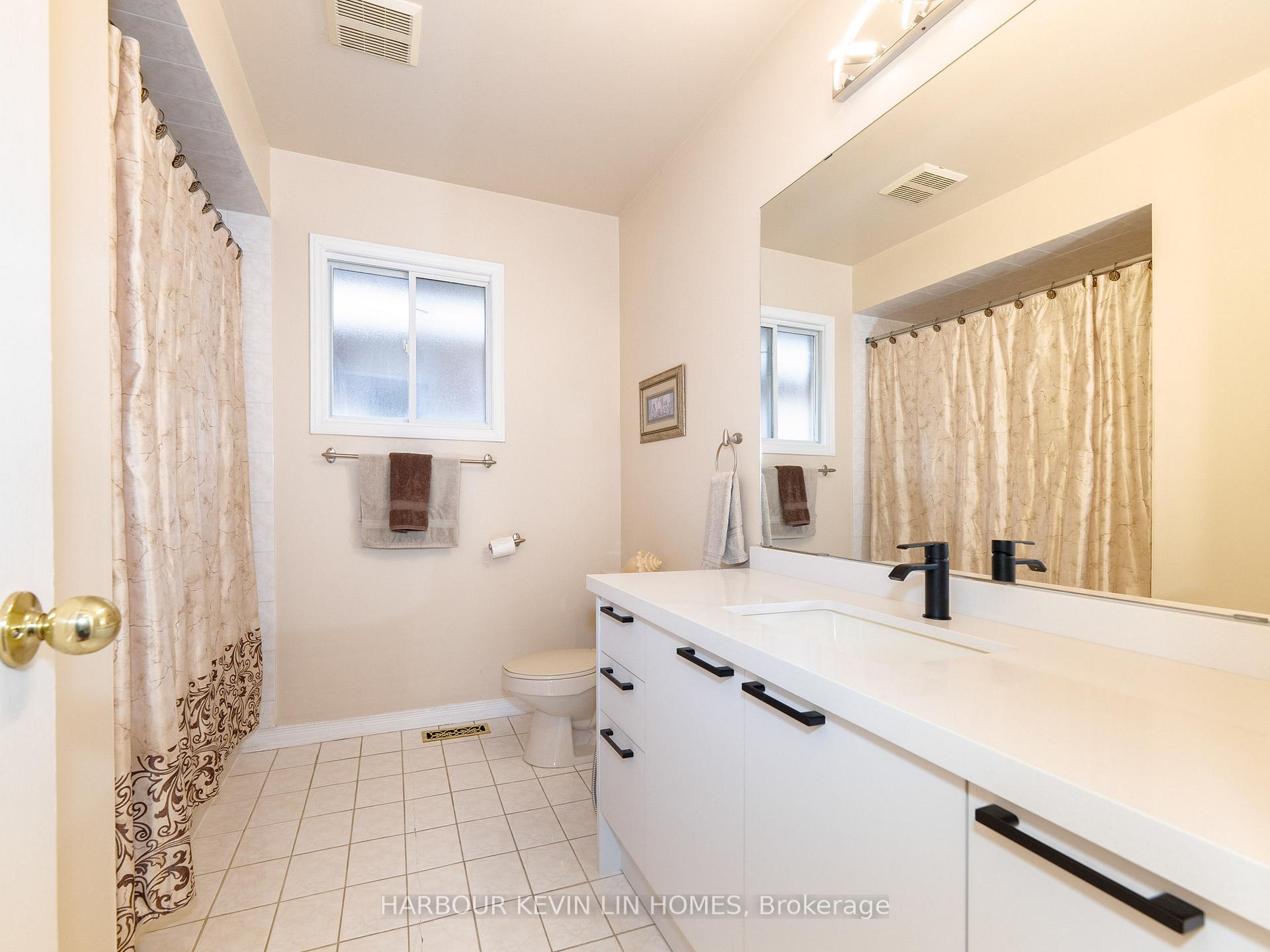 Photo 37 of 59 Waterton Crescent, Richmond Hill, Langstaff — HOMEH