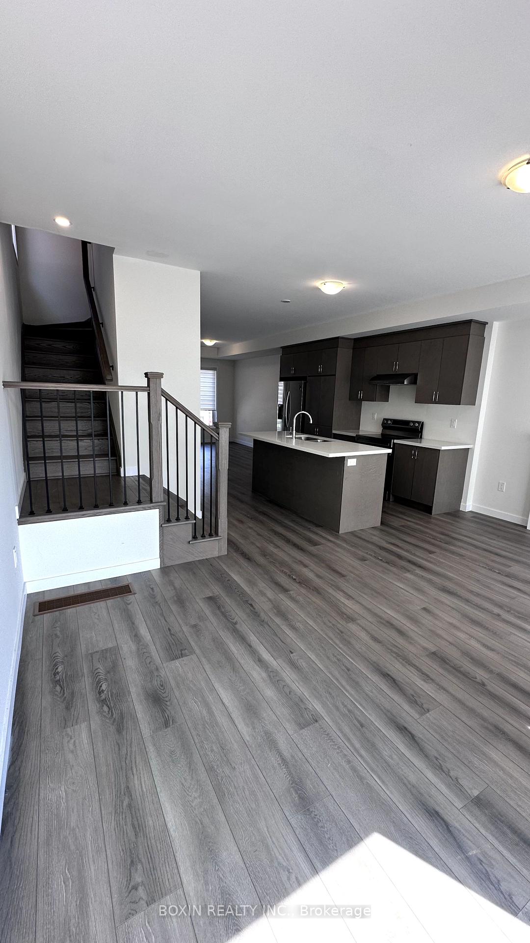 Photo 4 of Unit 34, 30 Seacoasts Circle, Vaughan, Maple — HOMEH