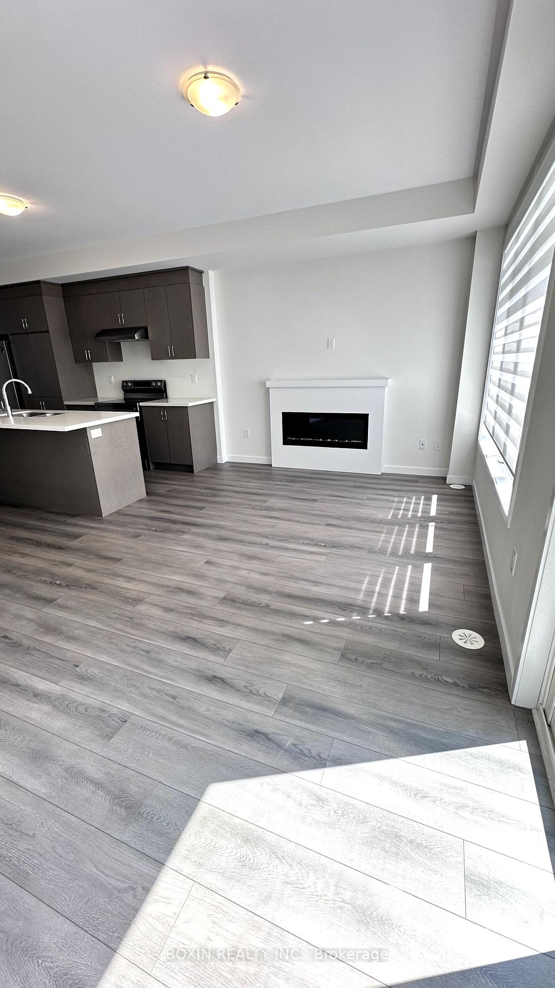 Photo 5 of Unit 34, 30 Seacoasts Circle, Vaughan, Maple — HOMEH