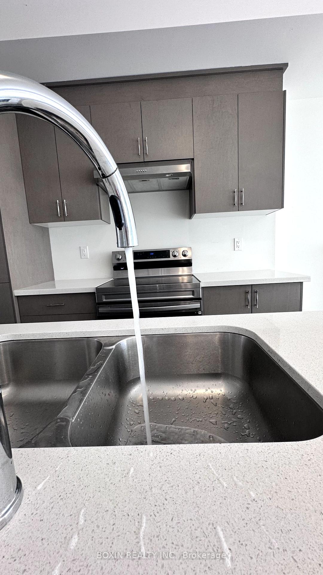 Photo 10 of Unit 34, 30 Seacoasts Circle, Vaughan, Maple — HOMEH