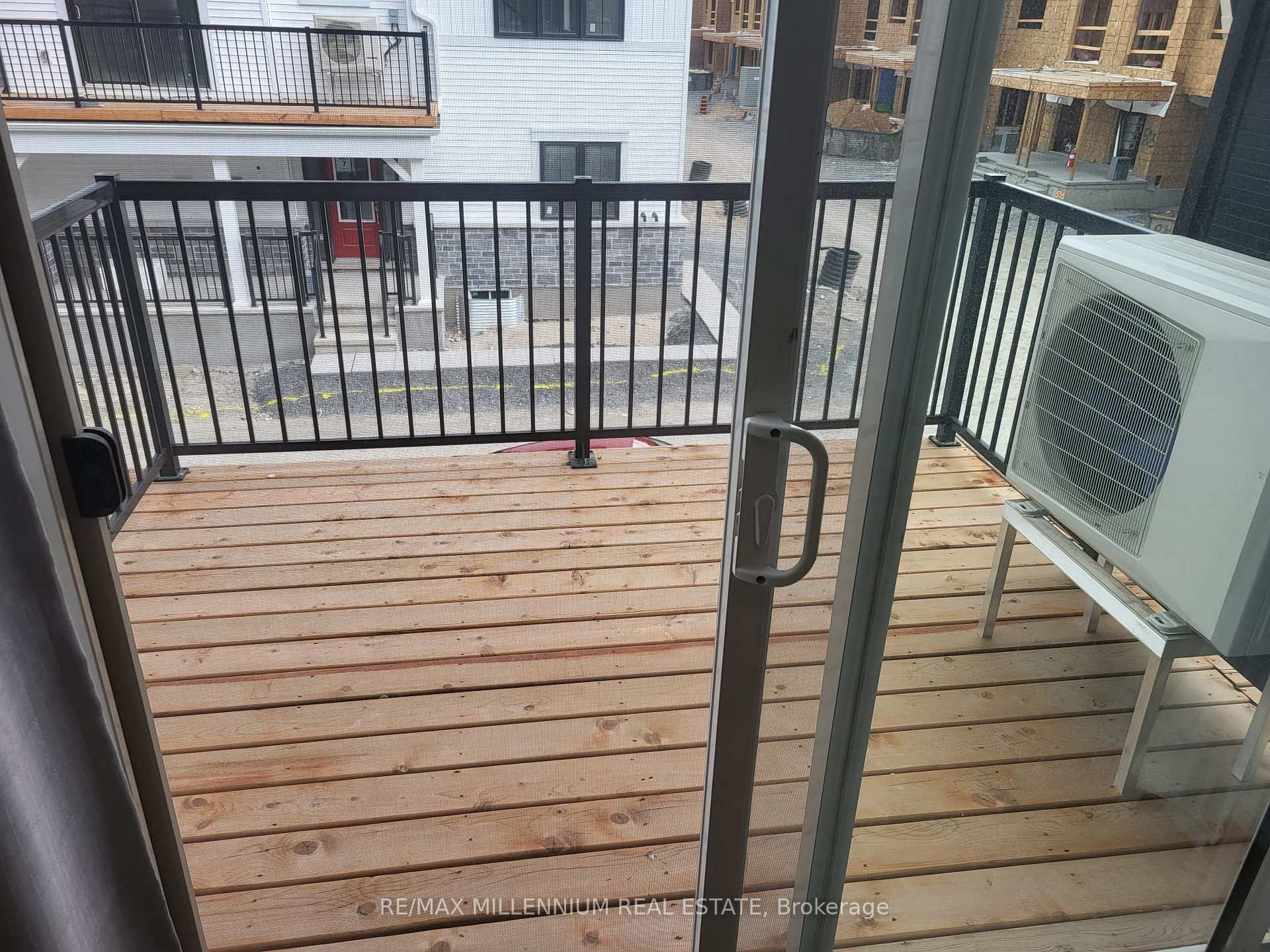 Photo 4 of 304 Parallax Private, Ottawa, Barrhaven - Half Moon Bay — HOMEH