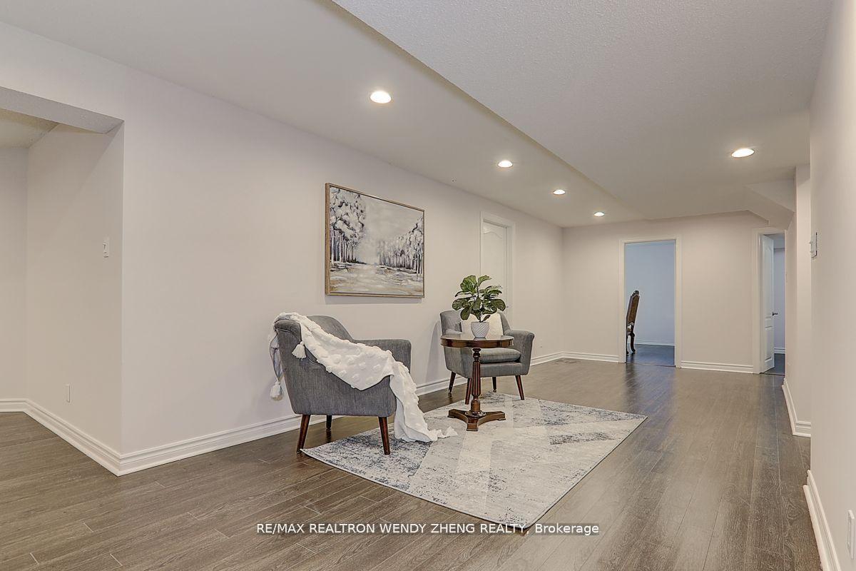 Photo 36 of 62 Black Walnut Crescent, Richmond Hill, Langstaff — HOMEH