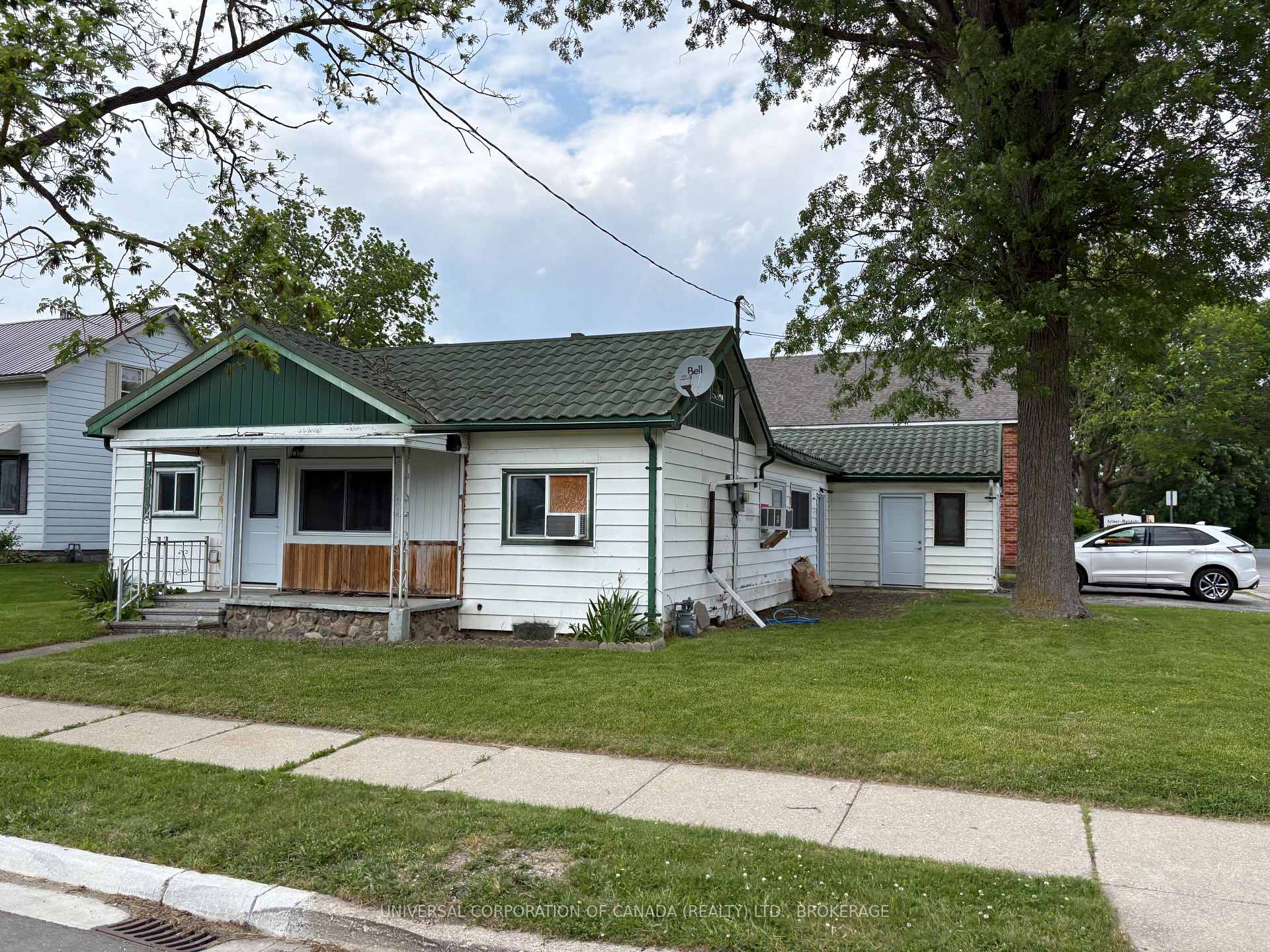 Front of 279 Sydenham Street E