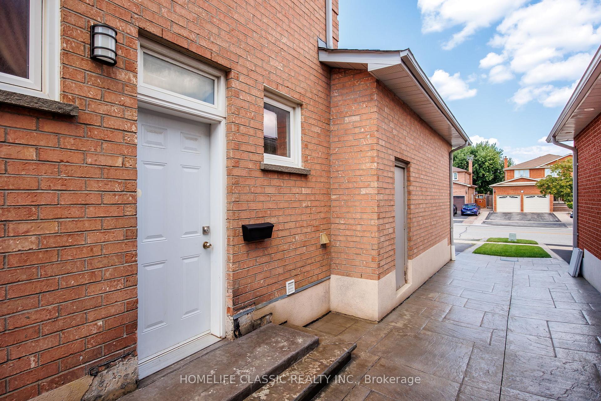 Photo 2 of 133 Medallion Boulevard, Vaughan, West Woodbridge — HOMEH