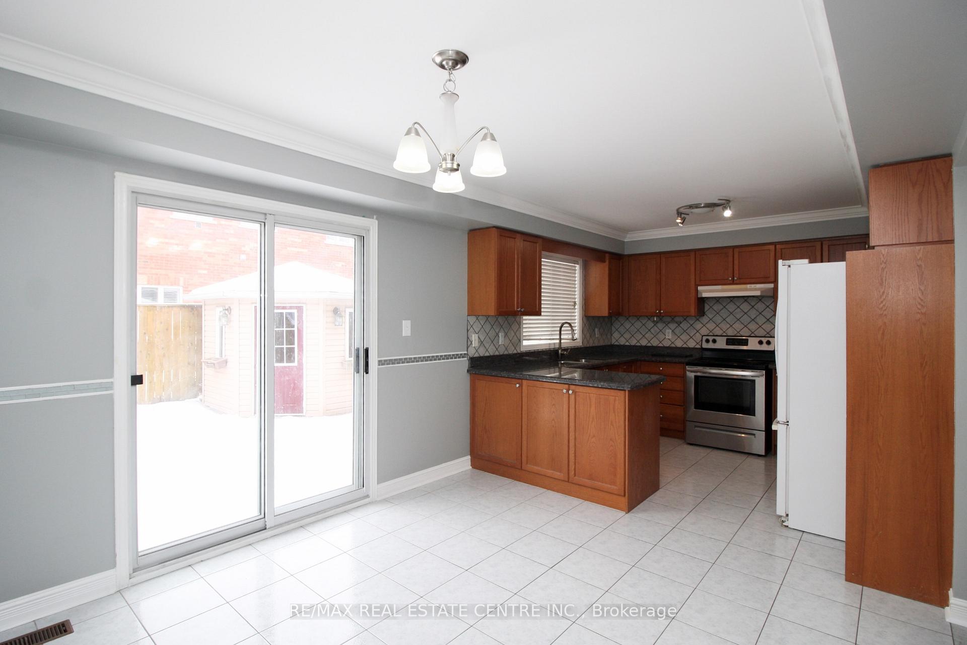 Photo 5 of 45 Lucerne Drive, Vaughan, Vellore Village — HOMEH