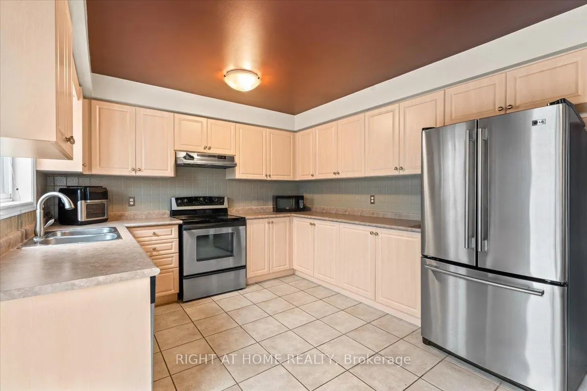 Photo 5 of 7 Michael Crescent, Barrie, East Bayfield — HOMEH