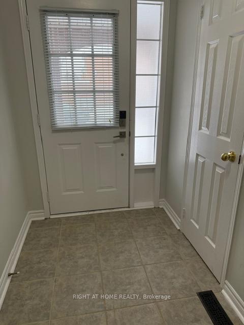 Photo 4 of 136 Monteith Crescent, Vaughan, Maple — HOMEH