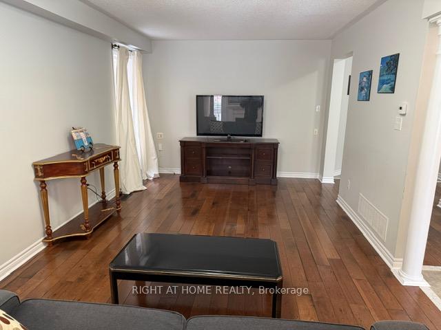 Photo 5 of 136 Monteith Crescent, Vaughan, Maple — HOMEH
