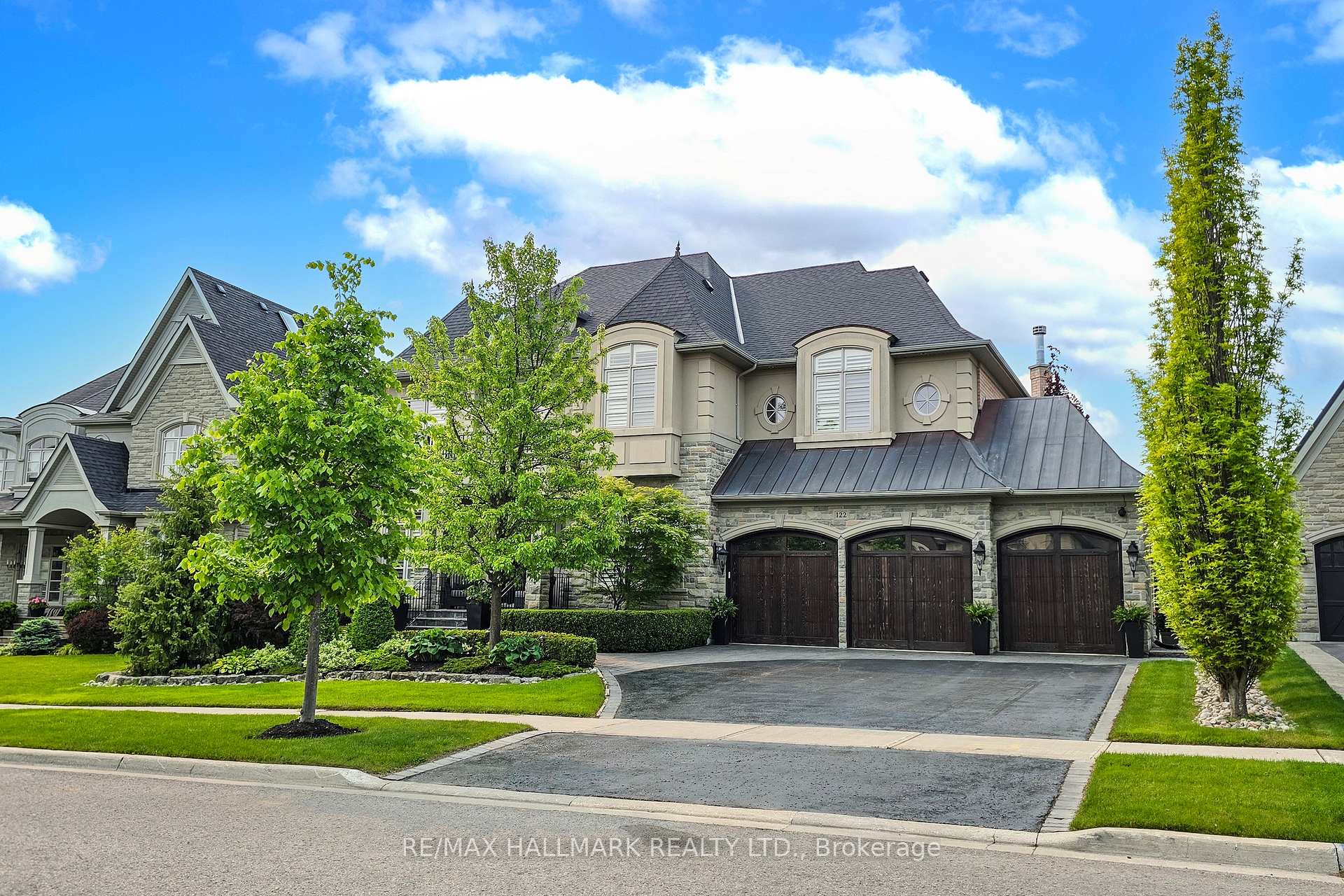 Photo 3 of 122 Carisbrooke Circle, Aurora, Bayview Southeast — HOMEH