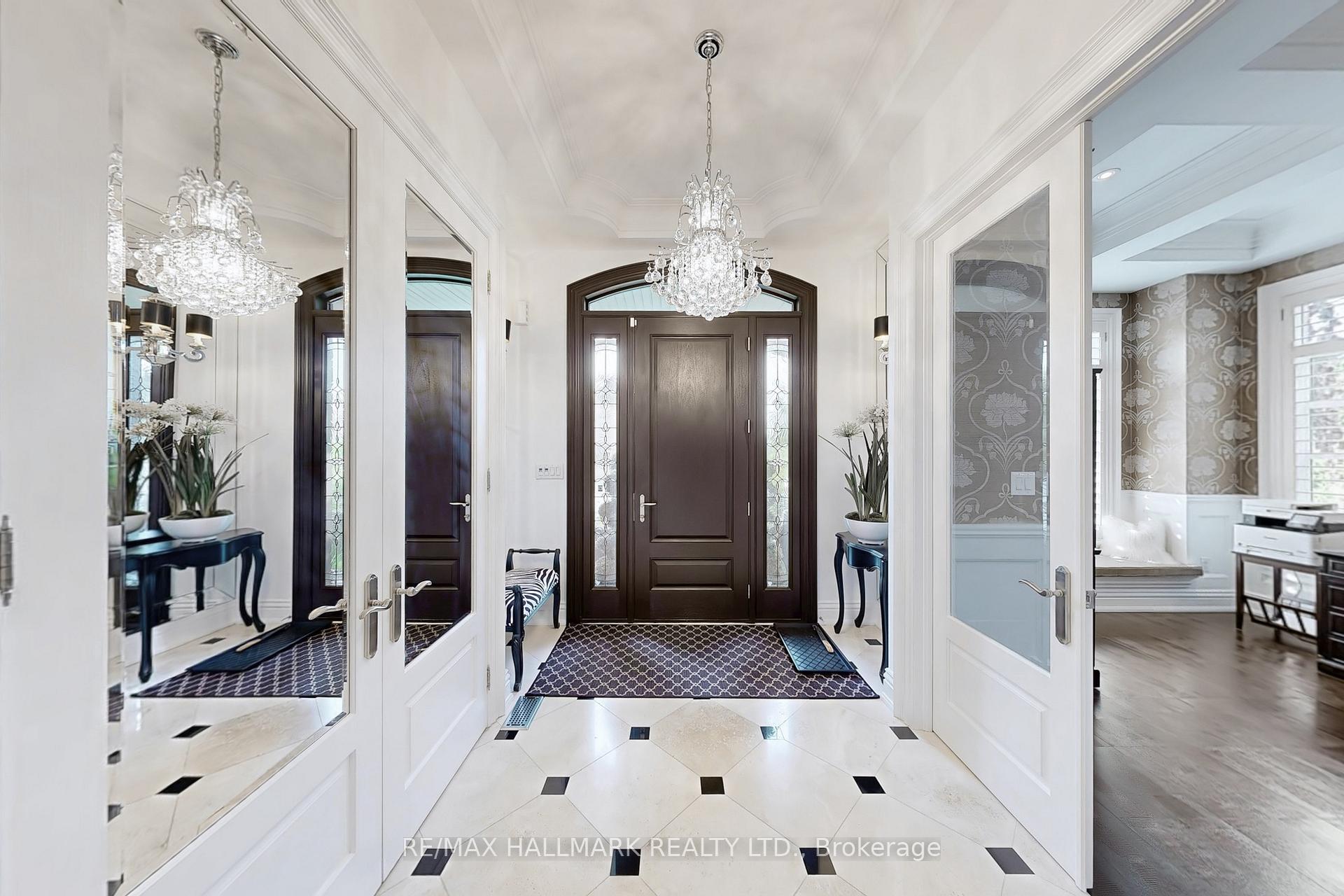 Photo 6 of 122 Carisbrooke Circle, Aurora, Bayview Southeast — HOMEH
