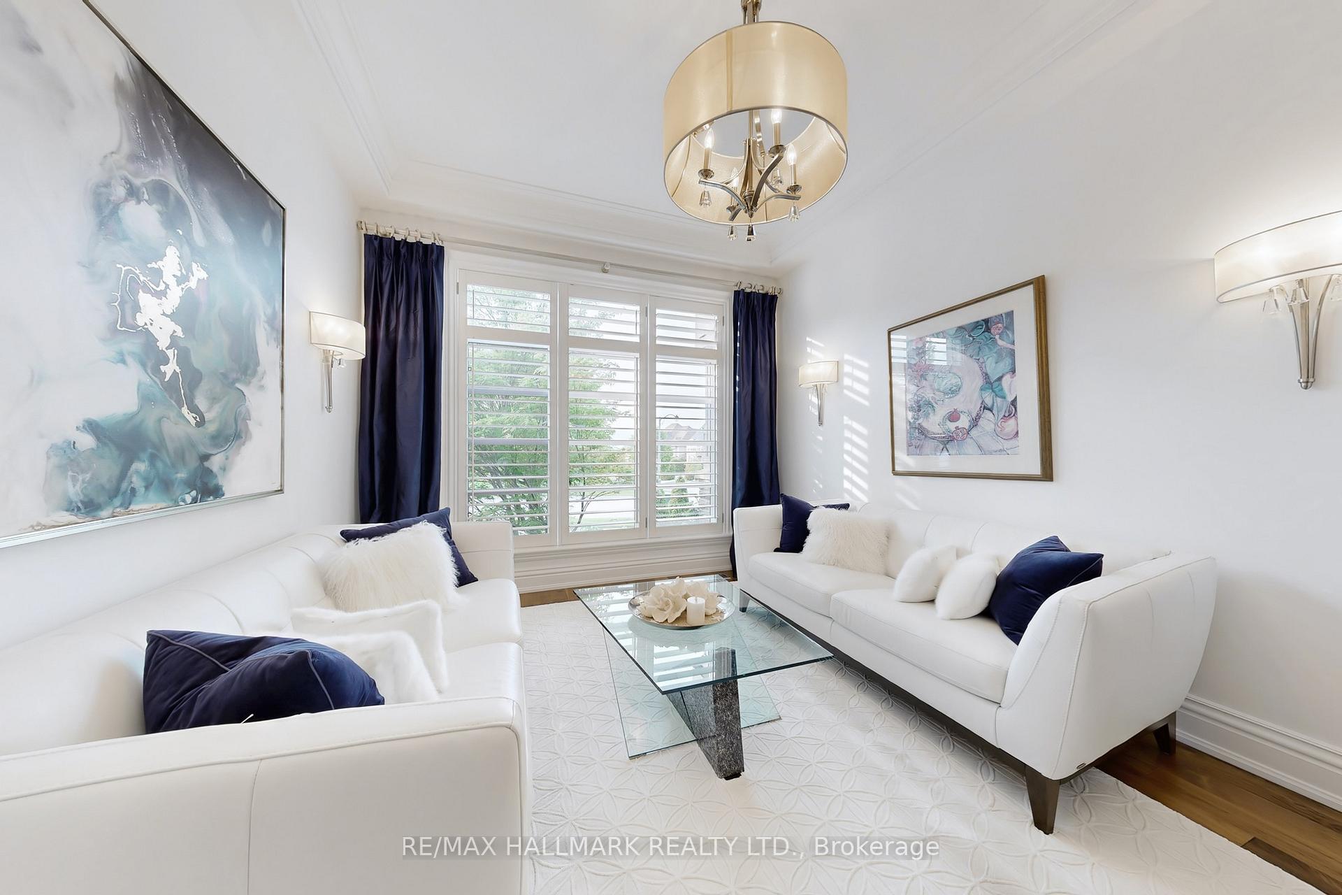 Photo 9 of 122 Carisbrooke Circle, Aurora, Bayview Southeast — HOMEH