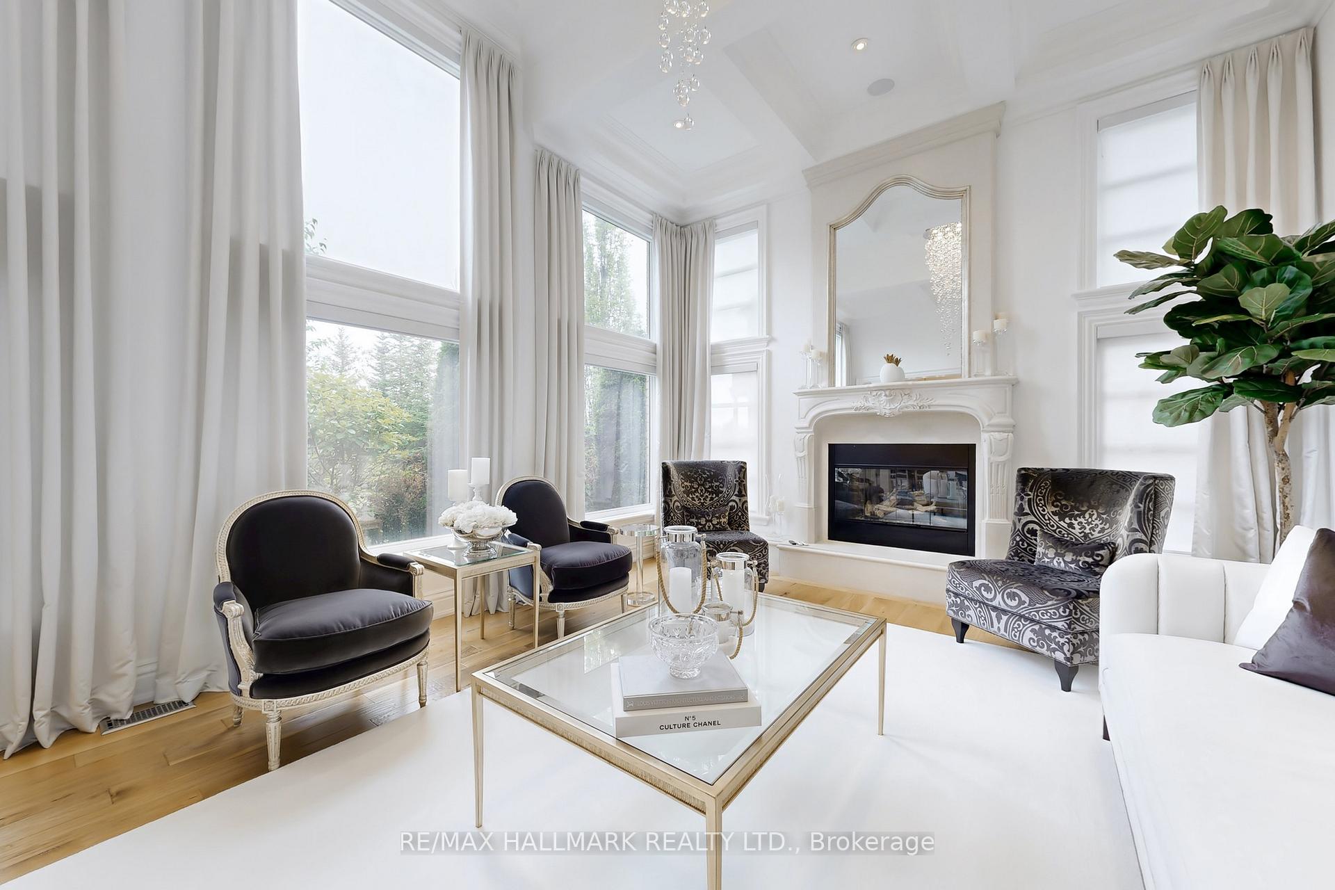 Photo 8 of 122 Carisbrooke Circle, Aurora, Bayview Southeast — HOMEH