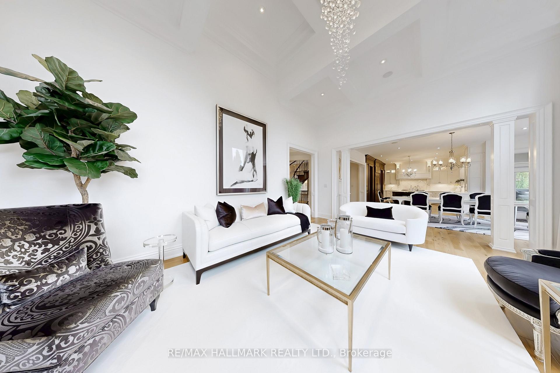 Photo 10 of 122 Carisbrooke Circle, Aurora, Bayview Southeast — HOMEH