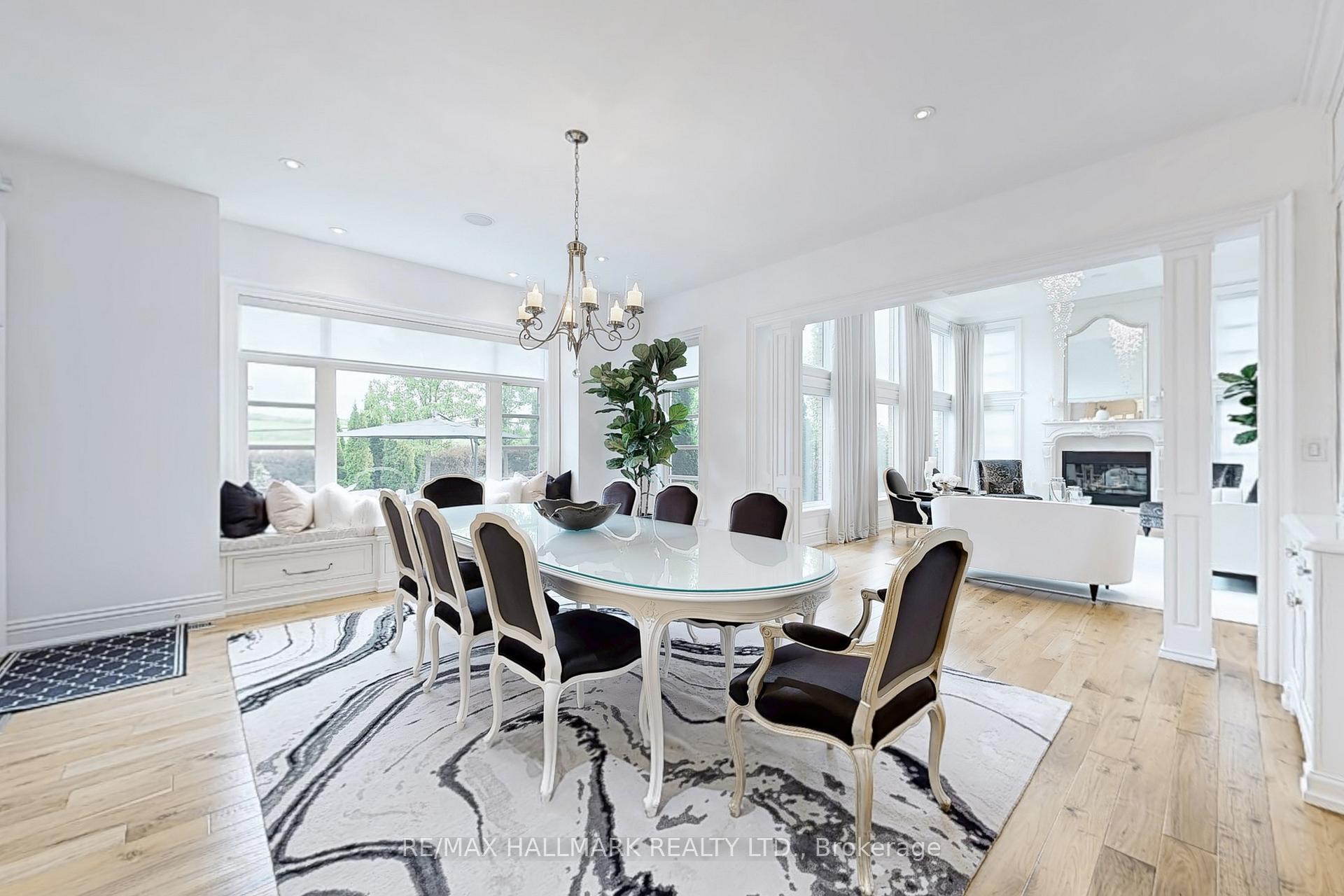 Photo 11 of 122 Carisbrooke Circle, Aurora, Bayview Southeast — HOMEH
