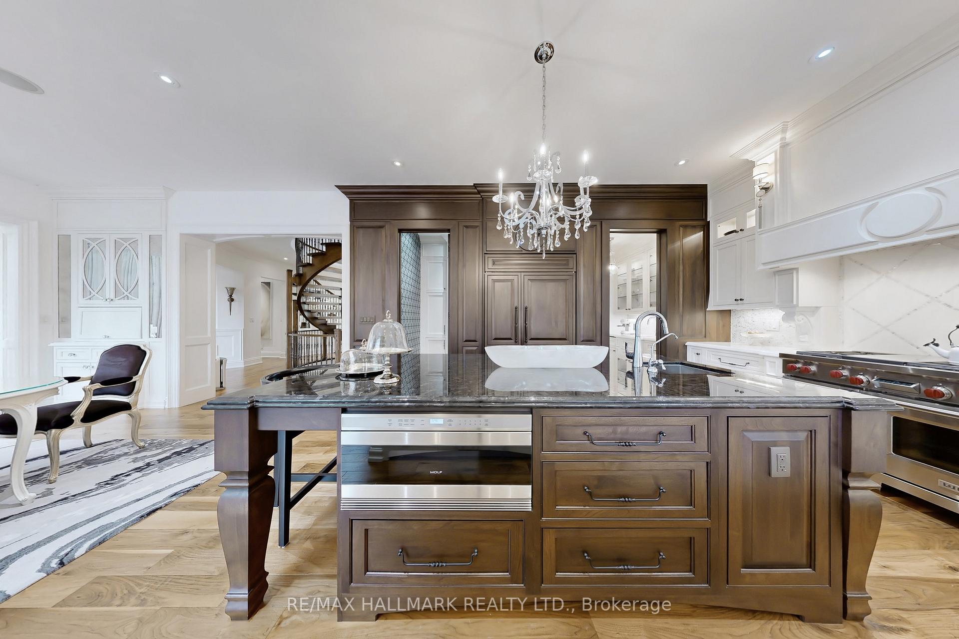 Photo 13 of 122 Carisbrooke Circle, Aurora, Bayview Southeast — HOMEH