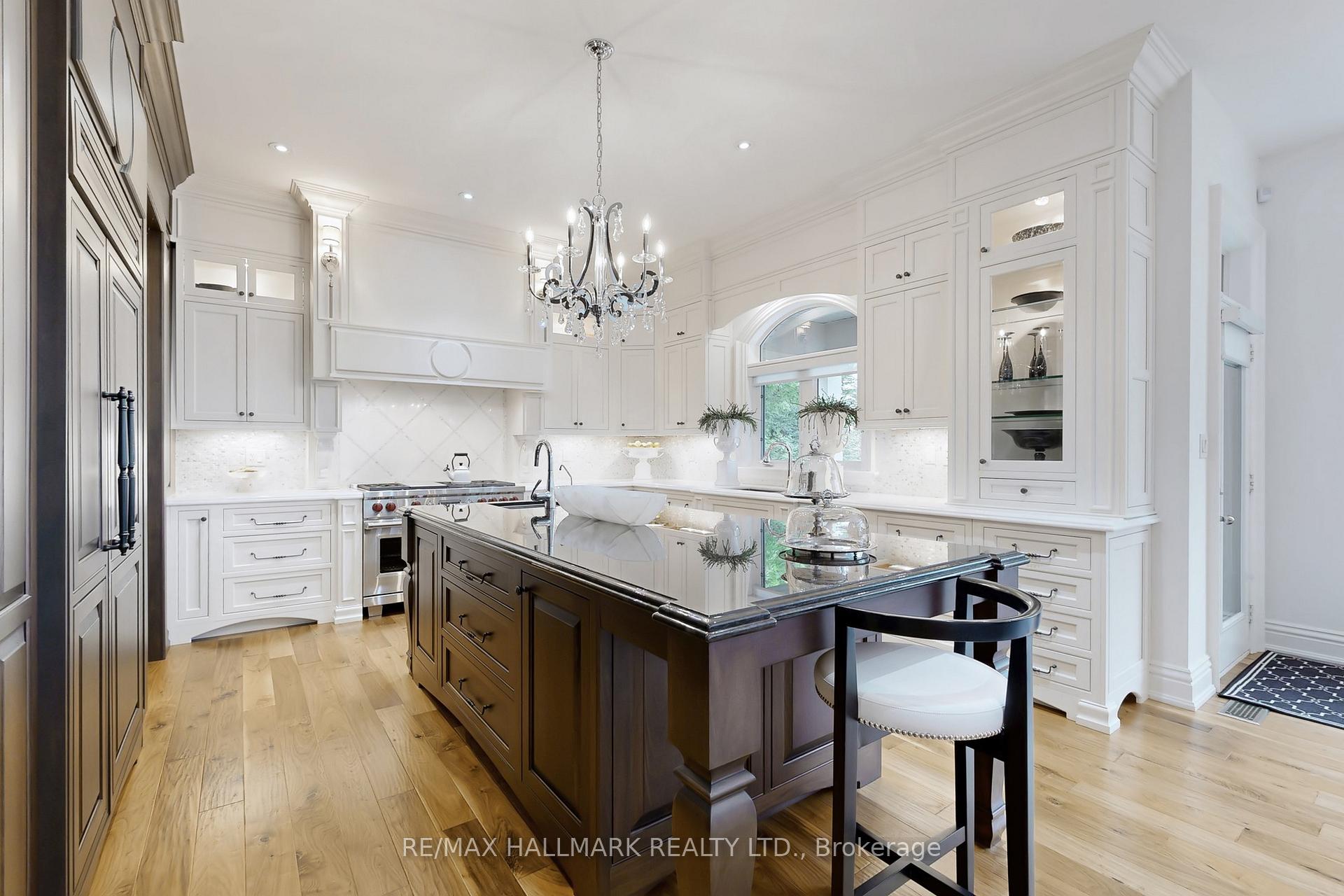 Photo 15 of 122 Carisbrooke Circle, Aurora, Bayview Southeast — HOMEH