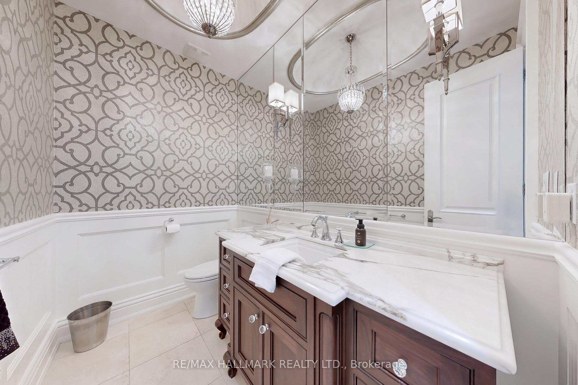 Photo 17 of 122 Carisbrooke Circle, Aurora, Bayview Southeast — HOMEH