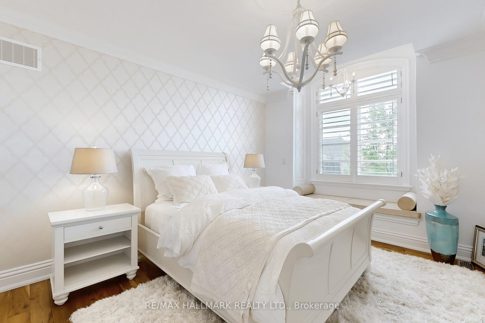 Photo 26 of 122 Carisbrooke Circle, Aurora, Bayview Southeast — HOMEH