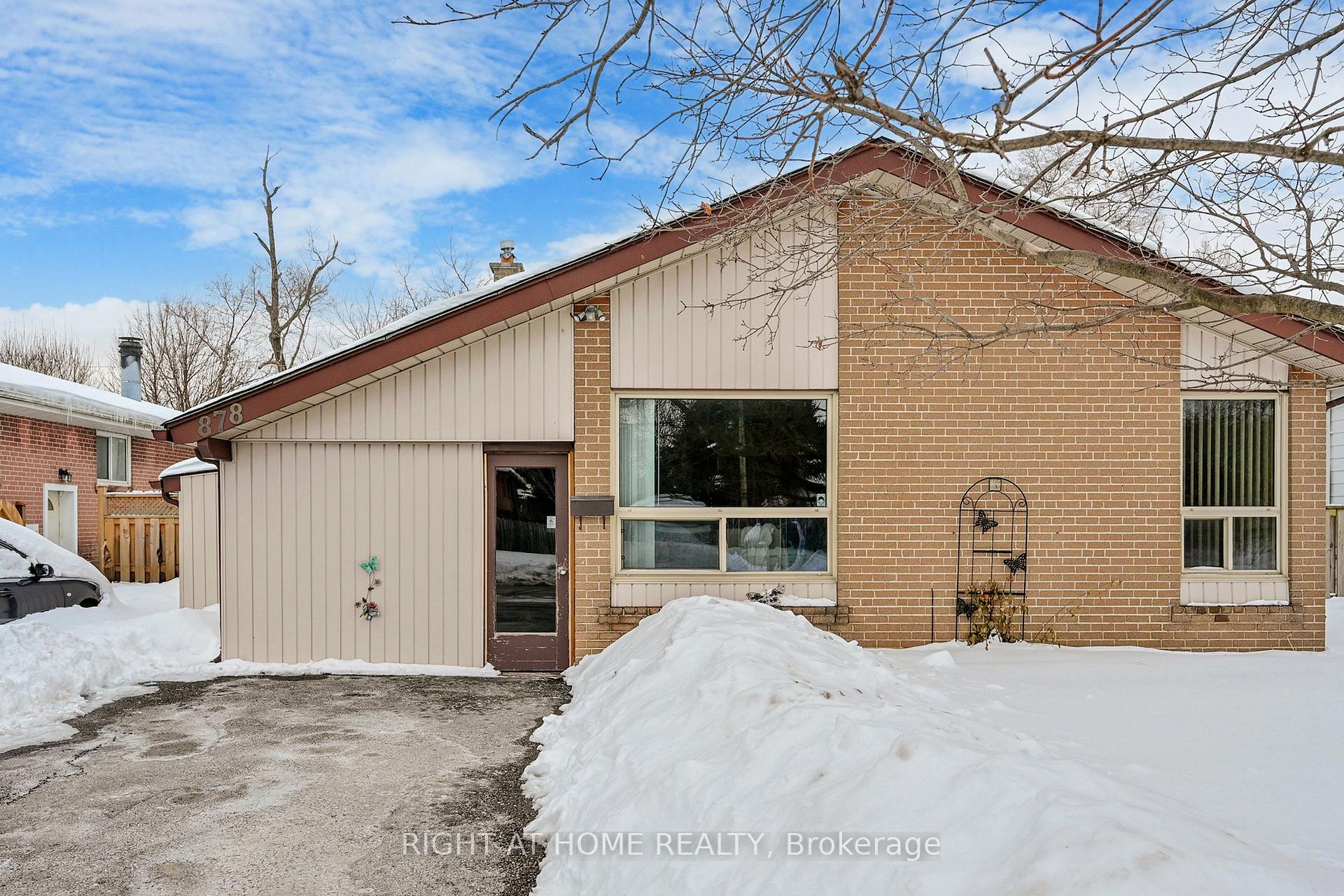 Front of 878 Reytan Boulevard